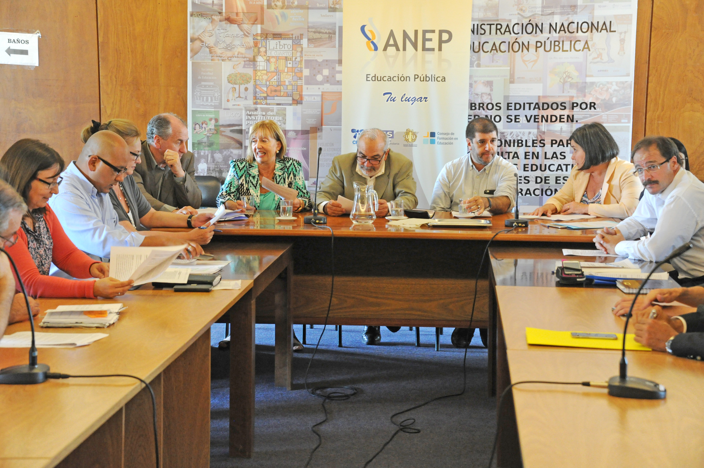 Representantes del gobierno y de los gremios de la enseñanza durante la firma del acuerdo