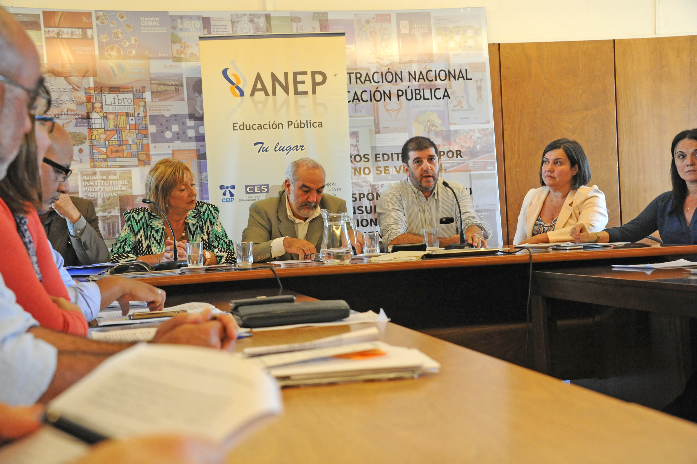 Representantes del gobierno y de los gremios de la enseñanza durante la firma del acuerdo