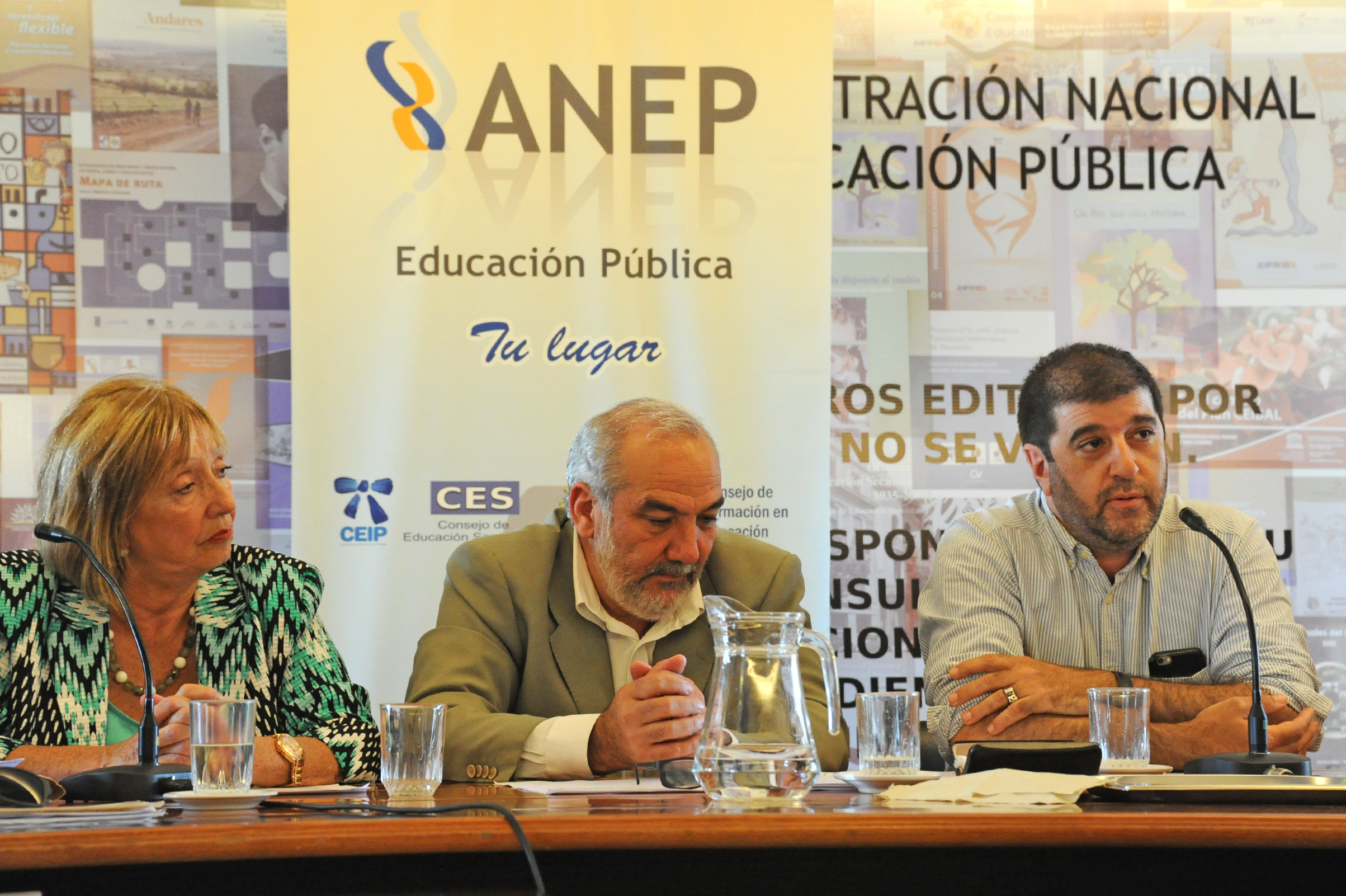 Representantes del gobierno y de los gremios de la enseñanza durante la firma del acuerdo