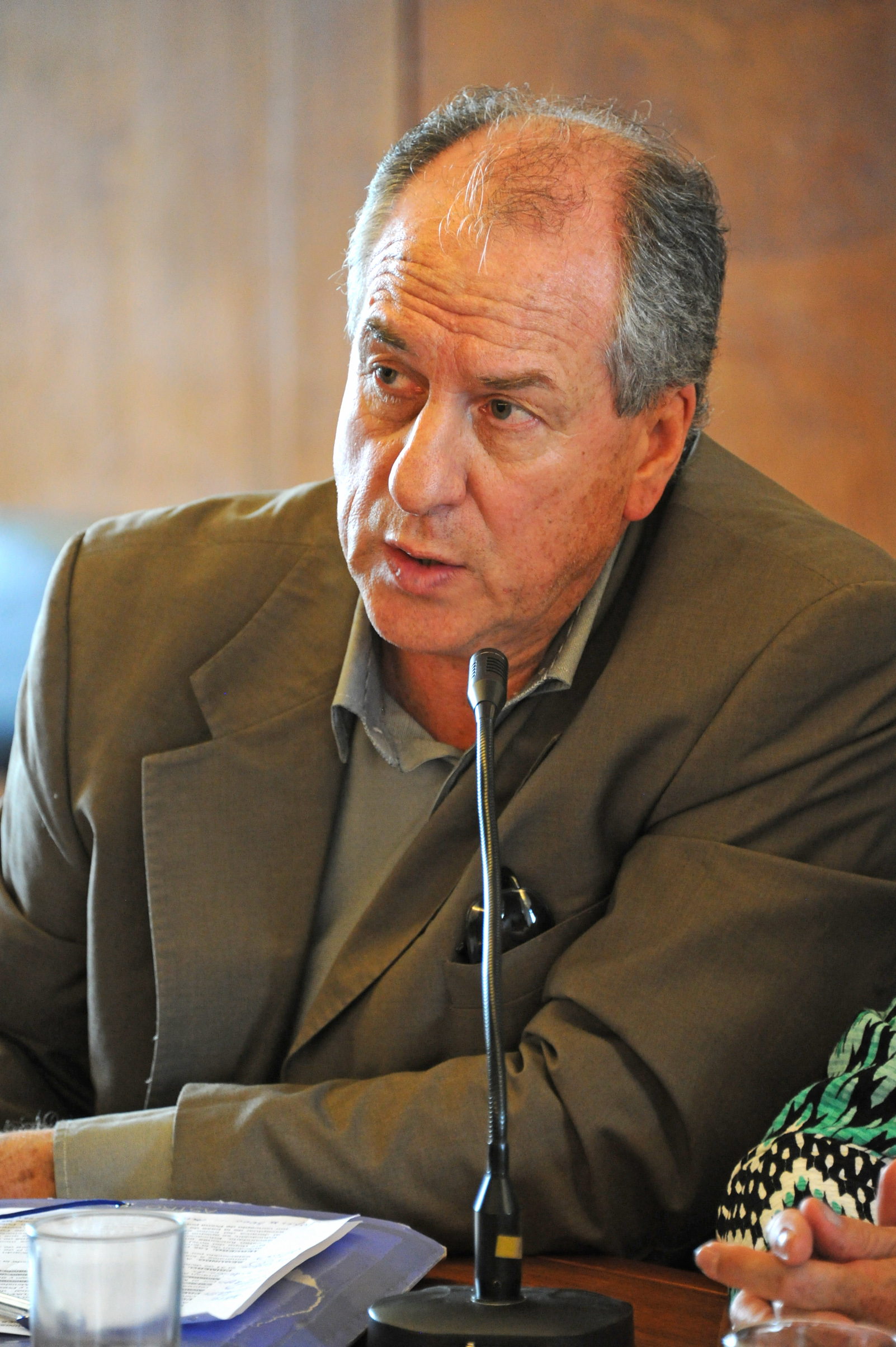 Ministro Ernesto Murro, dirigiéndose a los presentes