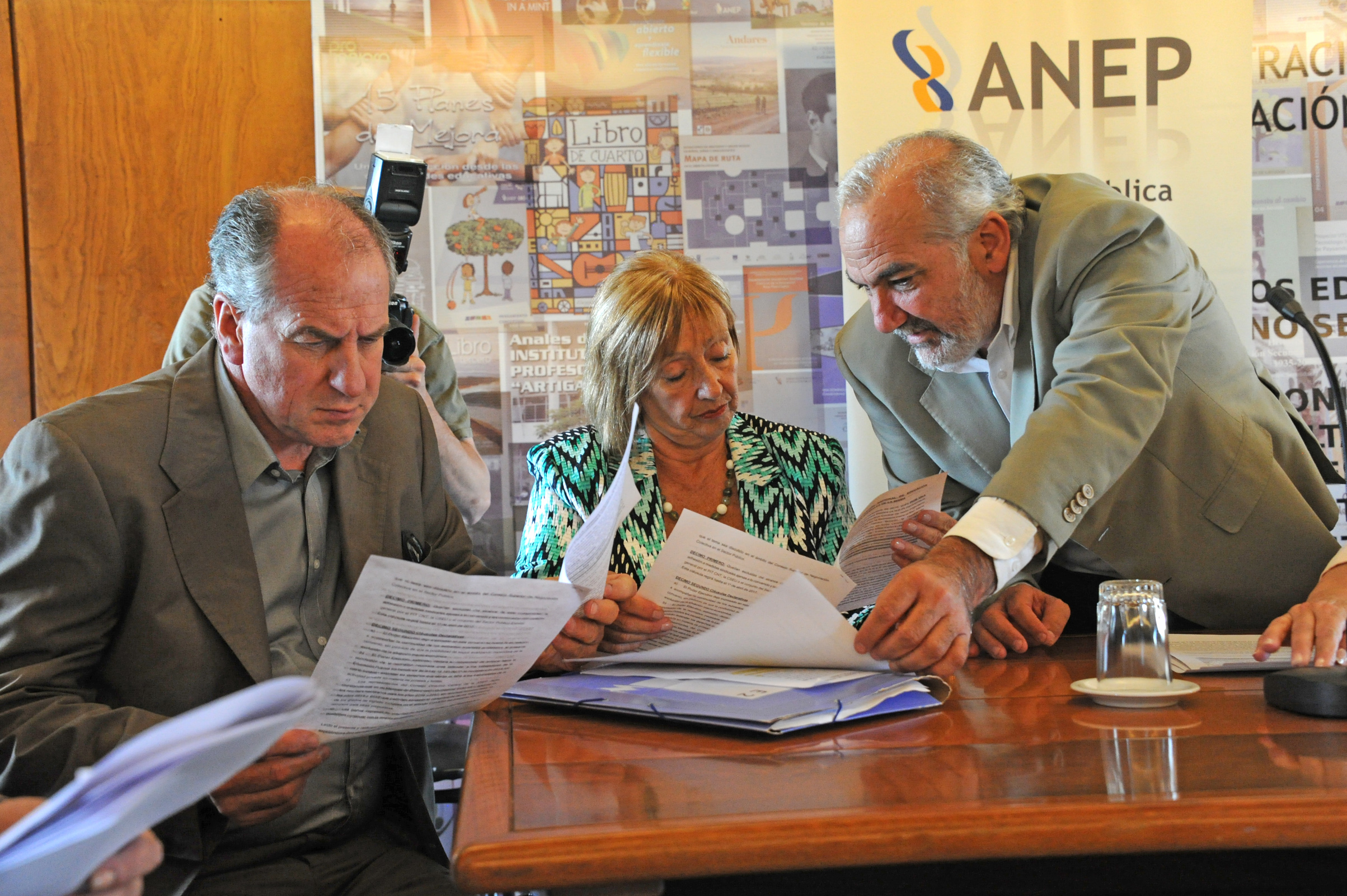 Representantes del gobierno y de los gremios de la enseñanza durante la firma del acuerdo