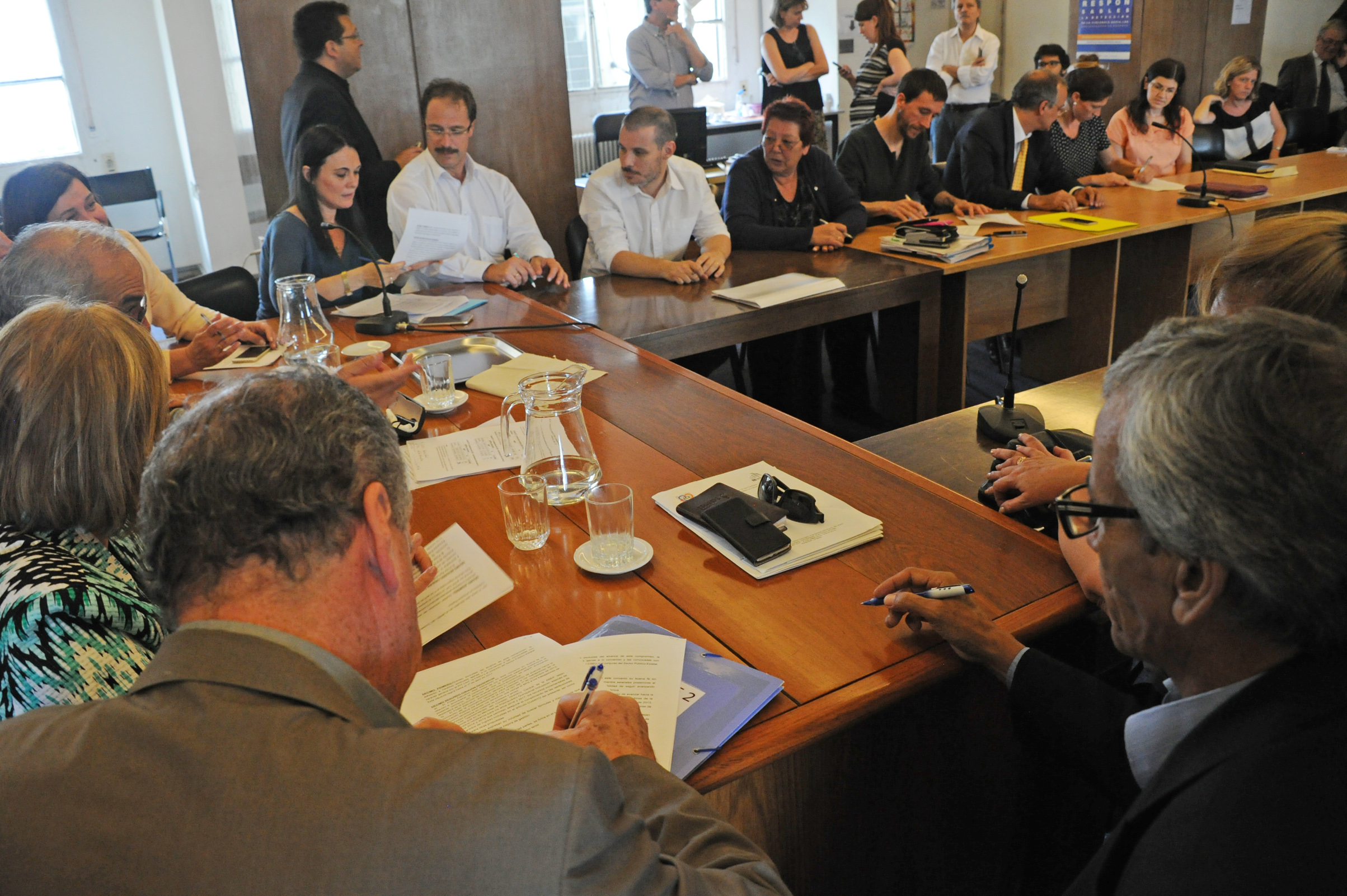 Representantes del gobierno y de los gremios de la enseñanza durante la firma del acuerdo
