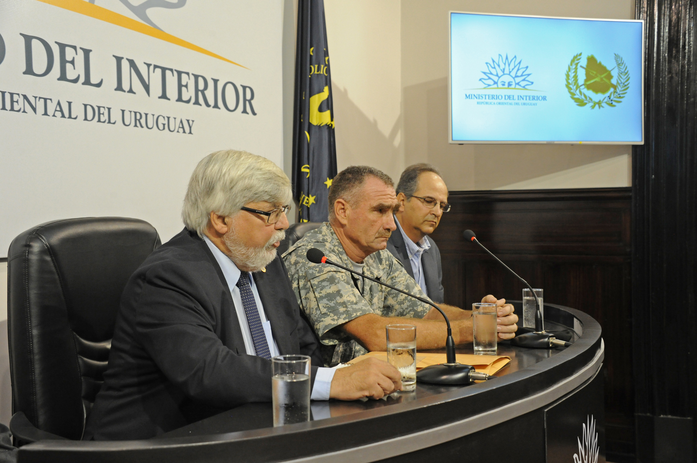 Ministro del Interior, Eduardo Bonomi, junto al jefe de la Guardia Republicana, Rovert Yroa