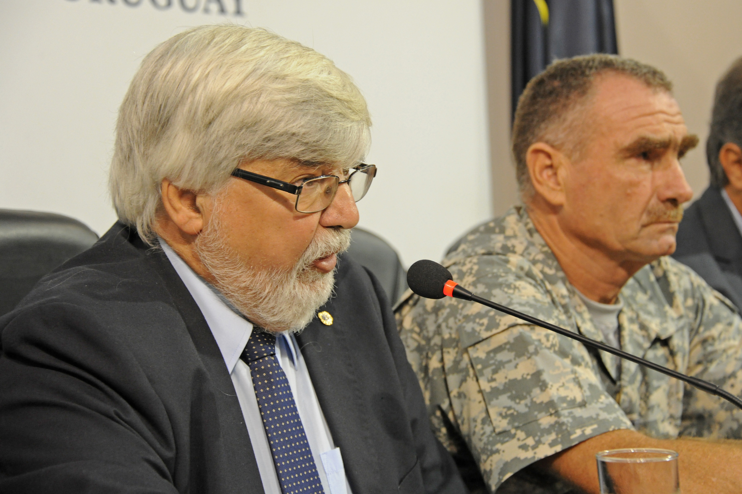 Ministro del Interior, Eduardo Bonomi, junto al jefe de la Guardia Republicana, Rovert Yroa