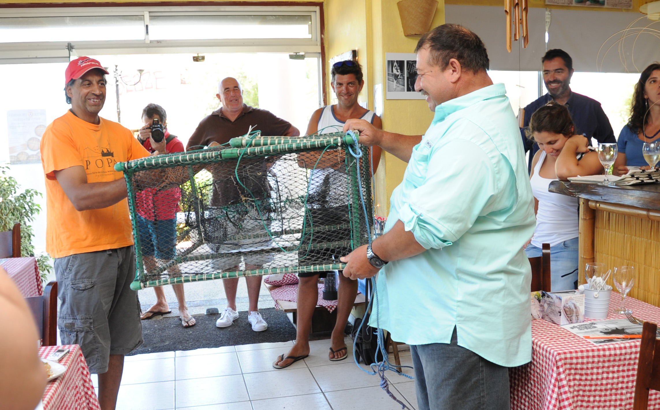 Demostración de técnicas de pesca por parte de pescadores locales