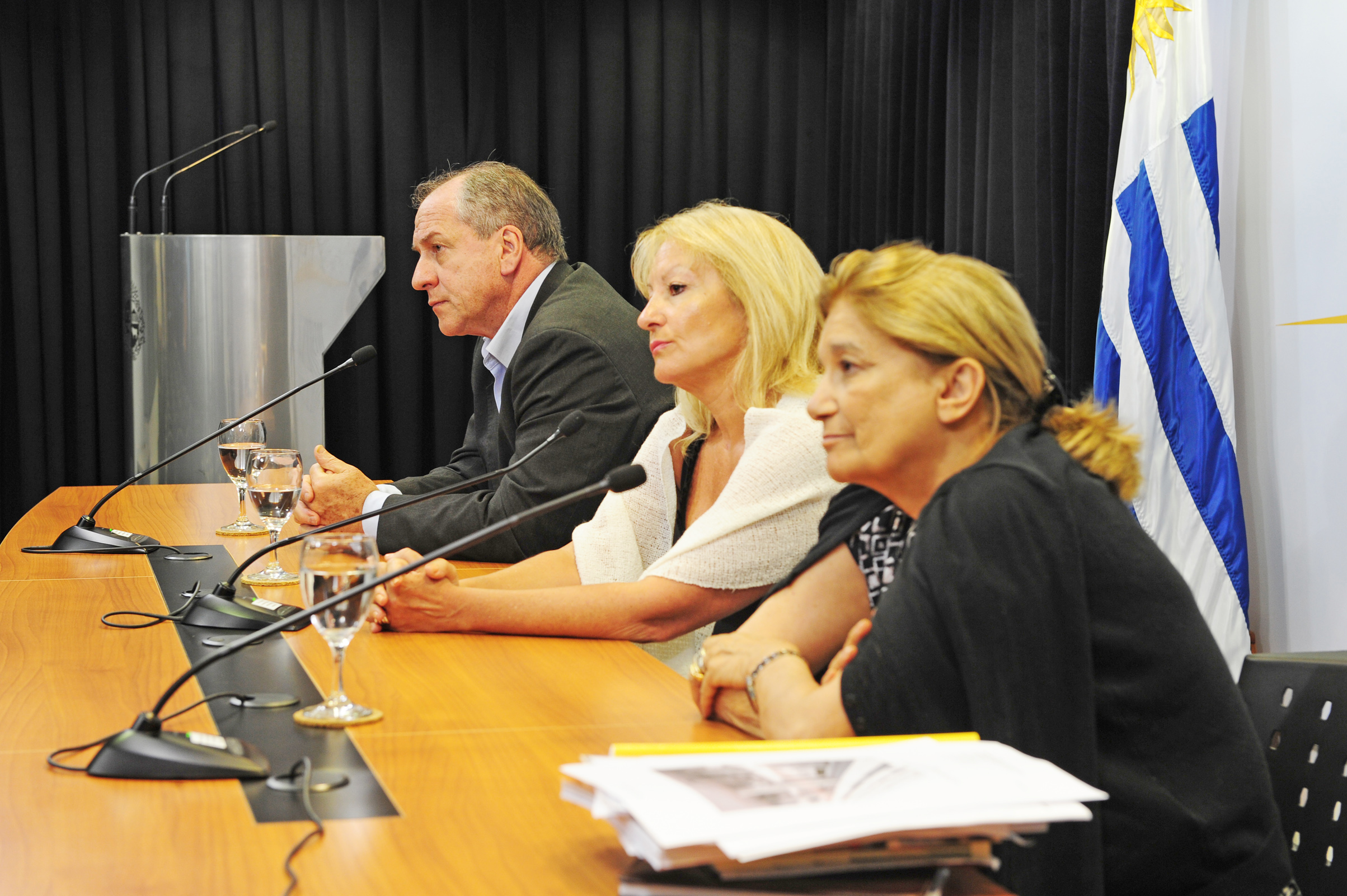 Ministros Murro, Cosse y de León en conferencia de prensa