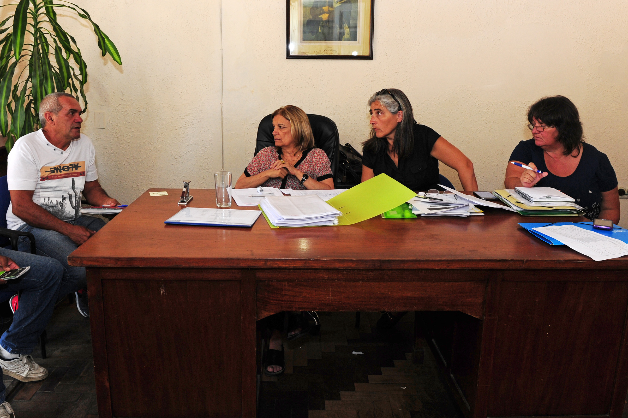 Eneida de León, junto a otras autoridades del MVOTMA, recibieron a habitantes del departamento