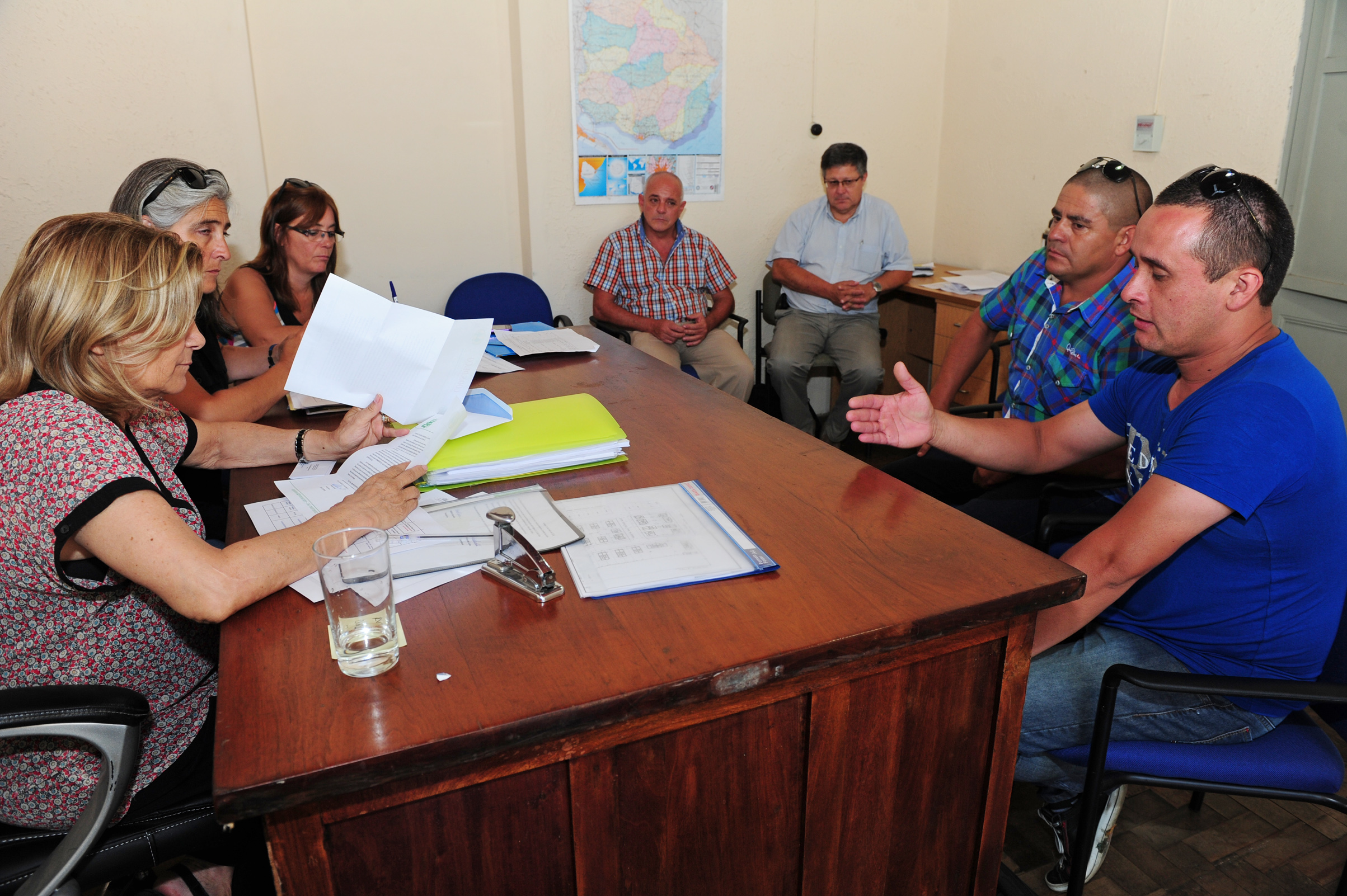 Eneida de León, junto a otras autoridades del MVOTMA, recibieron a habitantes del departamento