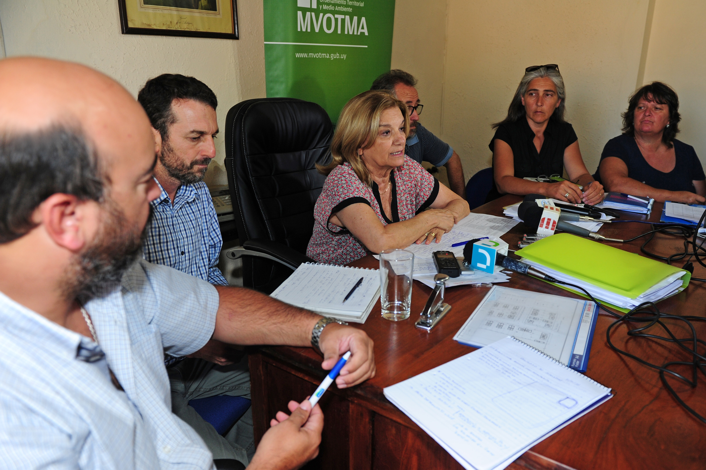 Eneida de León, junto a otras autoridades del MVOTMA, recibieron a habitantes del departamento