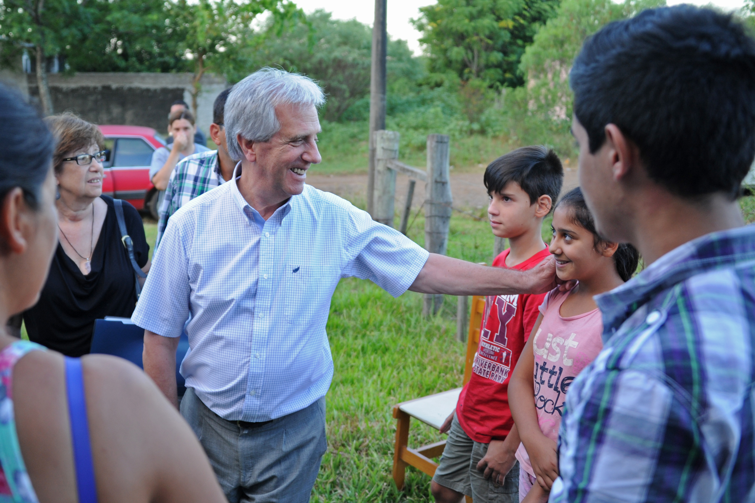 Tabaré Vázquez durante su recorrida por Artigas