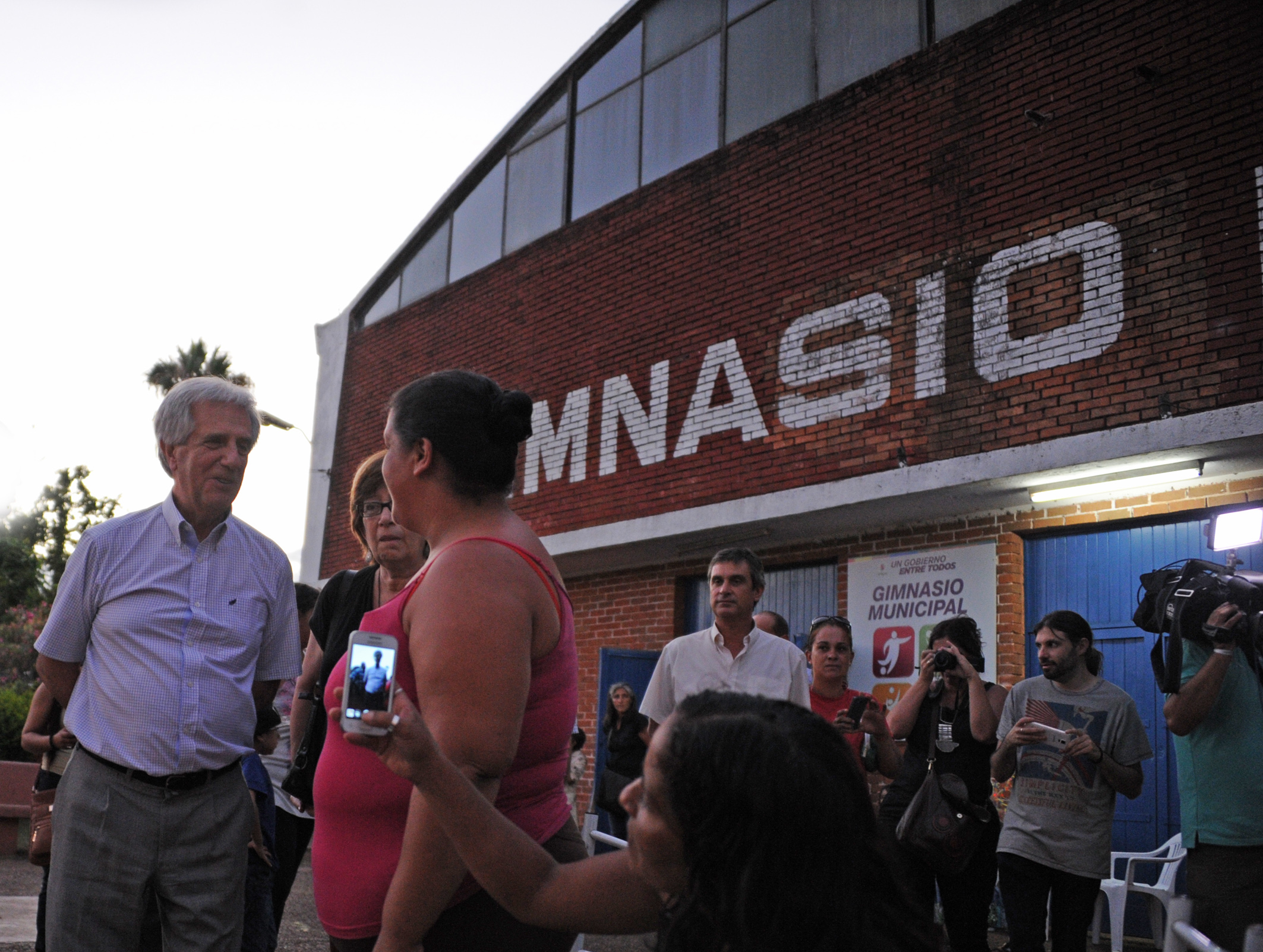 Tabaré Vázquez durante su recorrida por Artigas