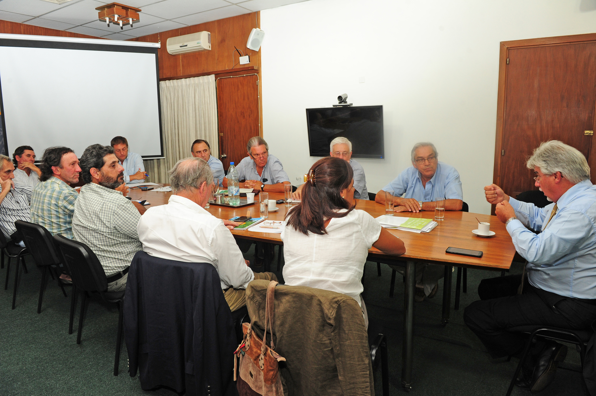 Ministro Aguerre se reunió con gremiales agropecuarias