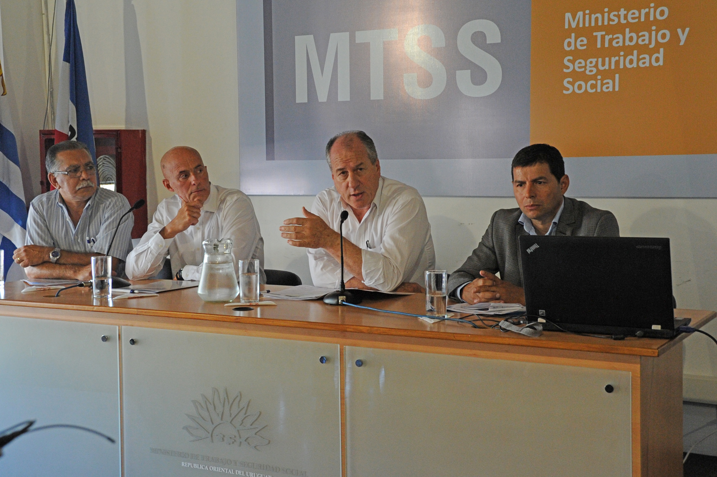 Equipo de Inefop junto al ministro Ernesto Murro