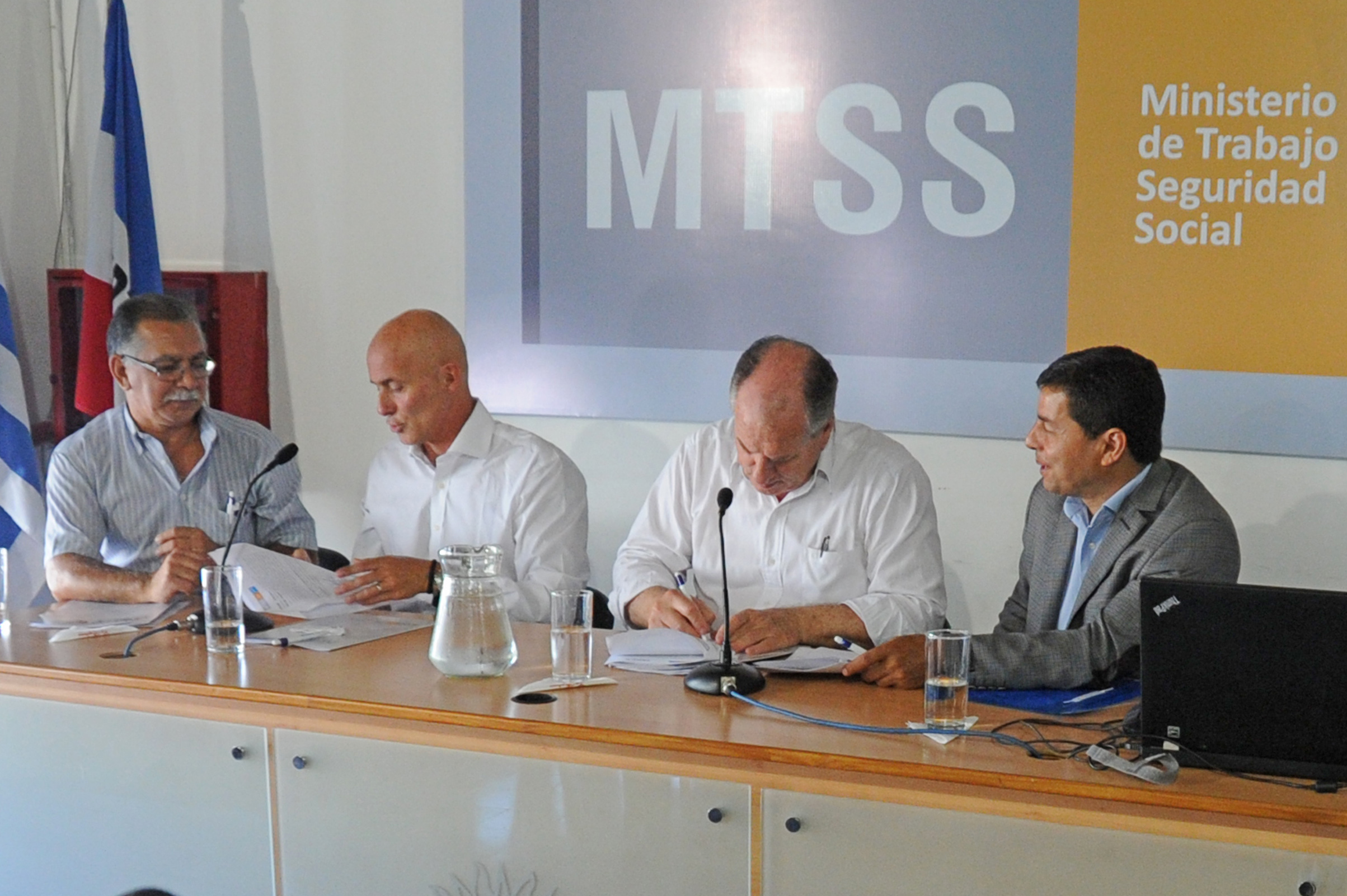 Equipo de Inefop junto al ministro Ernesto Murro