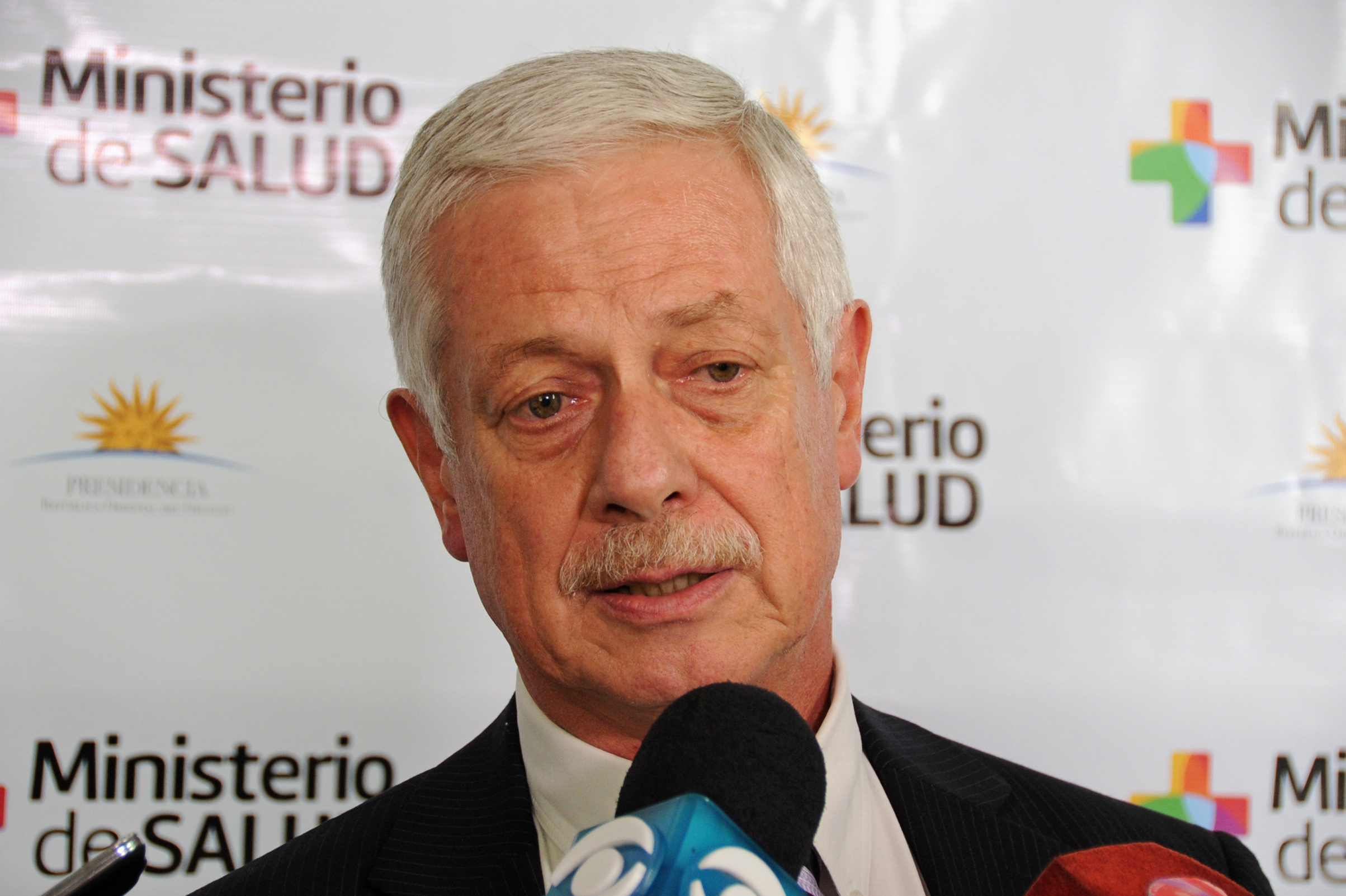 Ministro Basso haciendo declaraciones a la prensa
