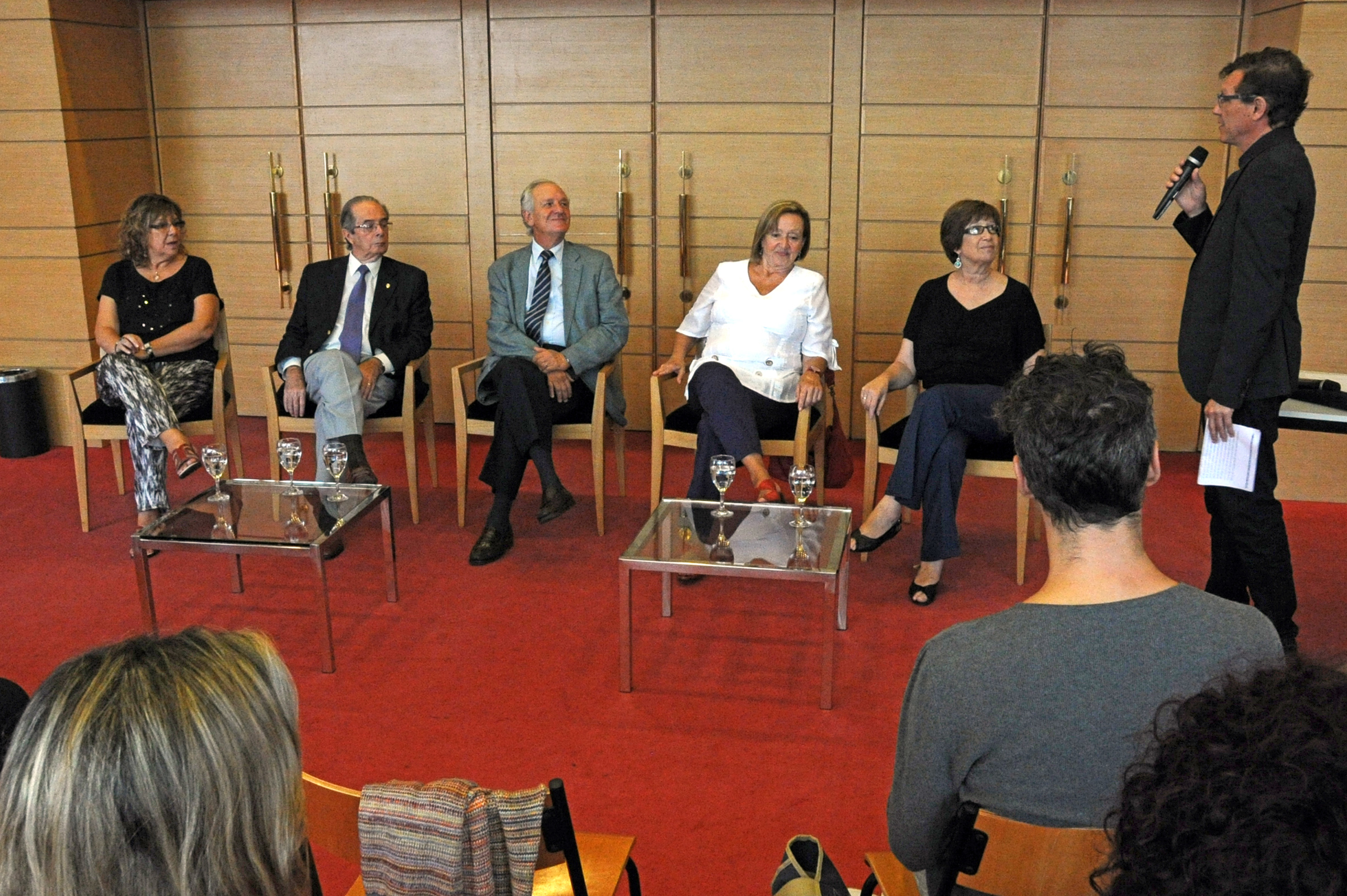 Autoridades en firma de convenio en el Sodre
