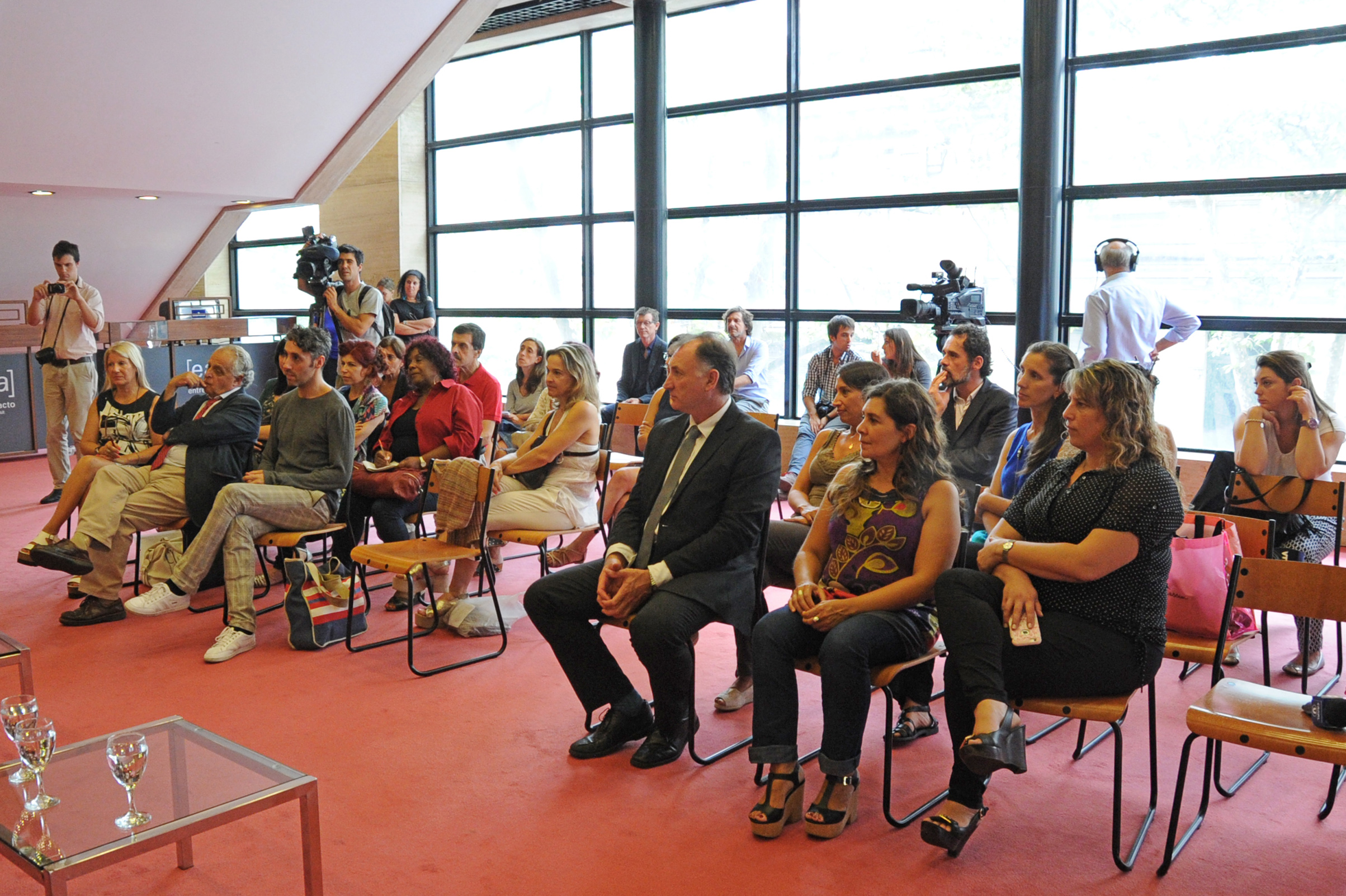 Autoridades en firma de convenio en el Sodre