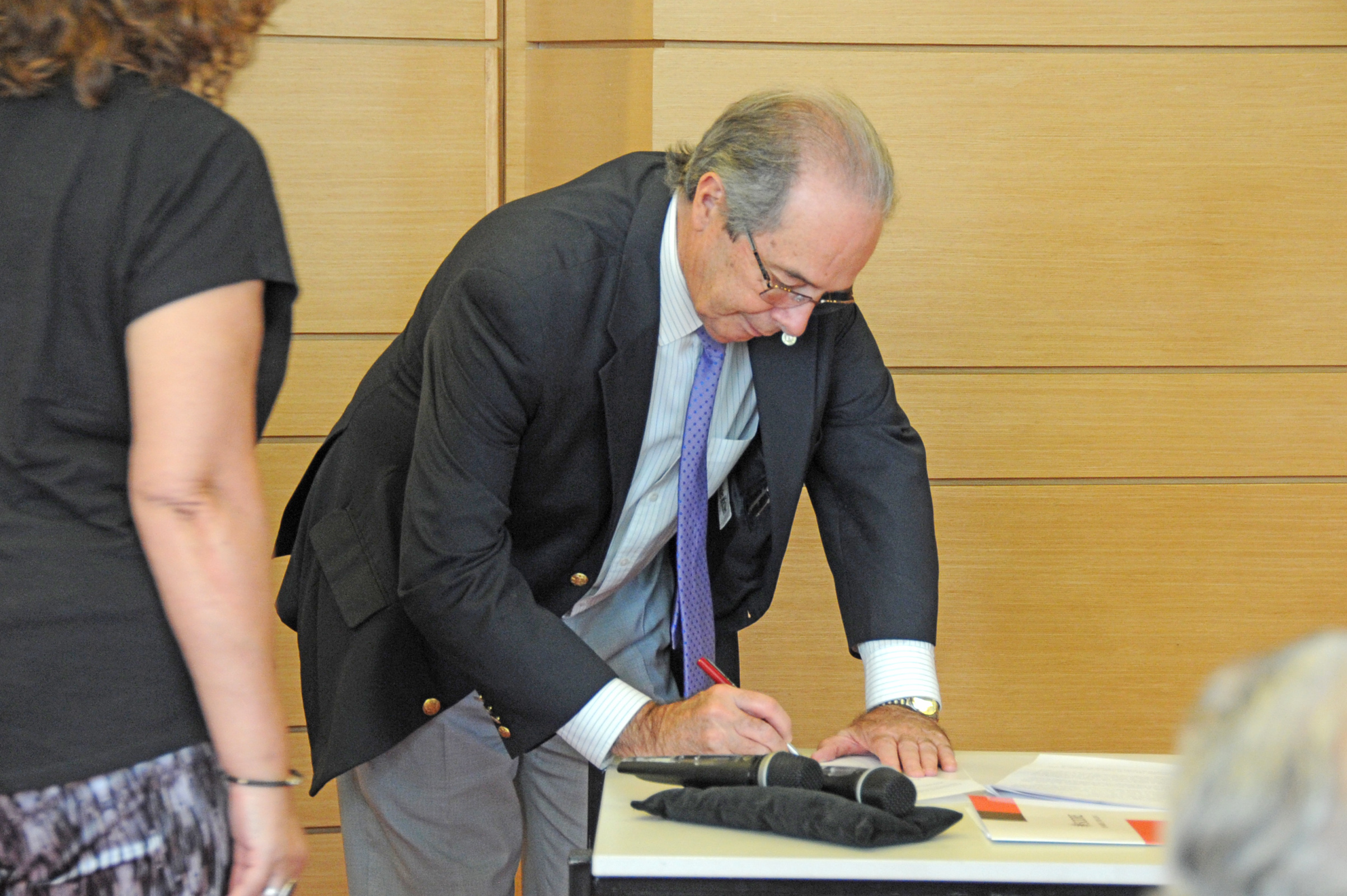 Autoridades en firma de convenio en el Sodre