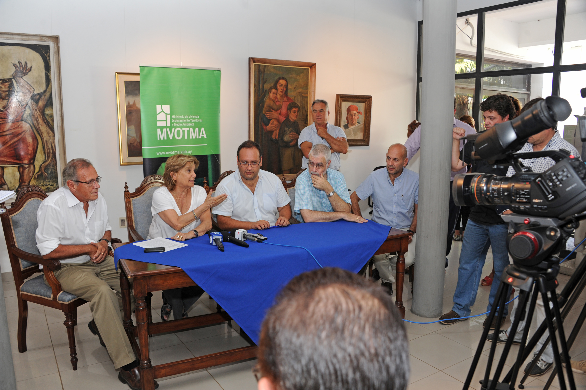 Ministra Eneida De León y el intendente Guillermo Caraballo suscriben convenio
