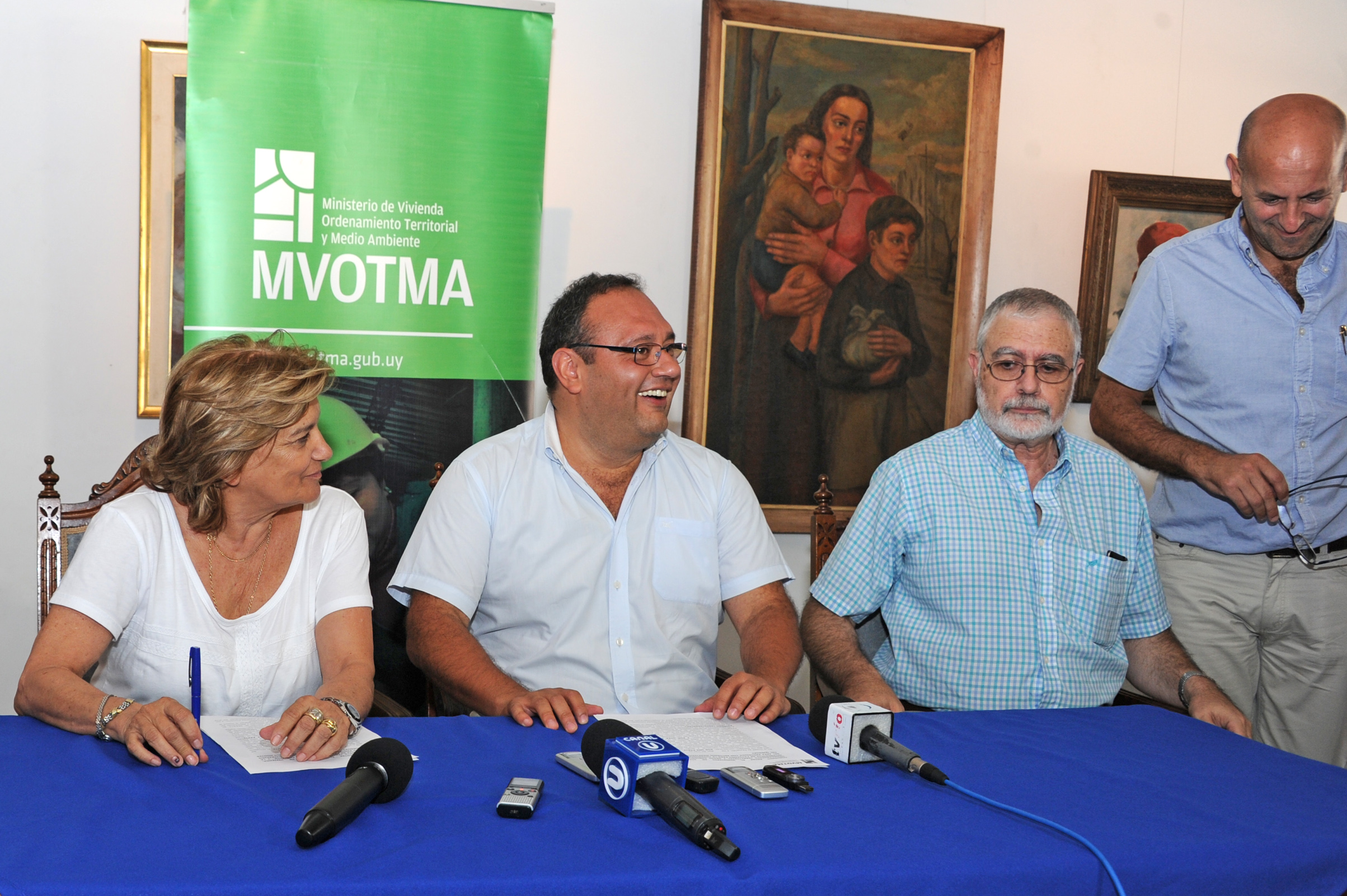 Ministra Eneida De León y el intendente Guillermo Caraballo suscriben convenio