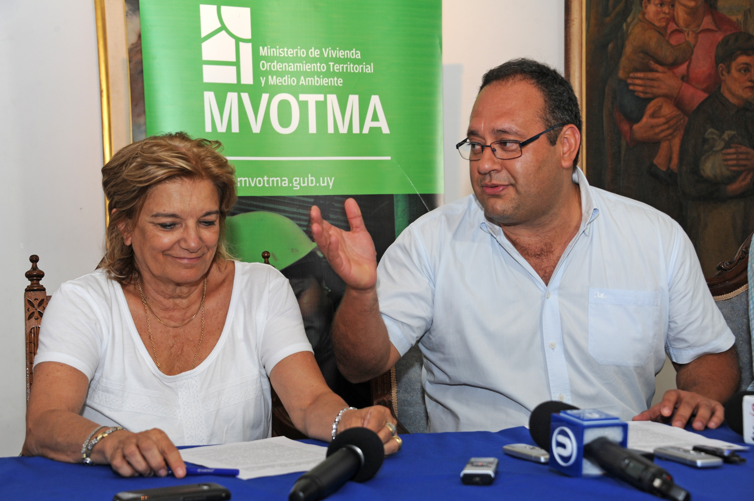 Ministra Eneida De León y el intendente Guillermo Caraballo suscriben convenio