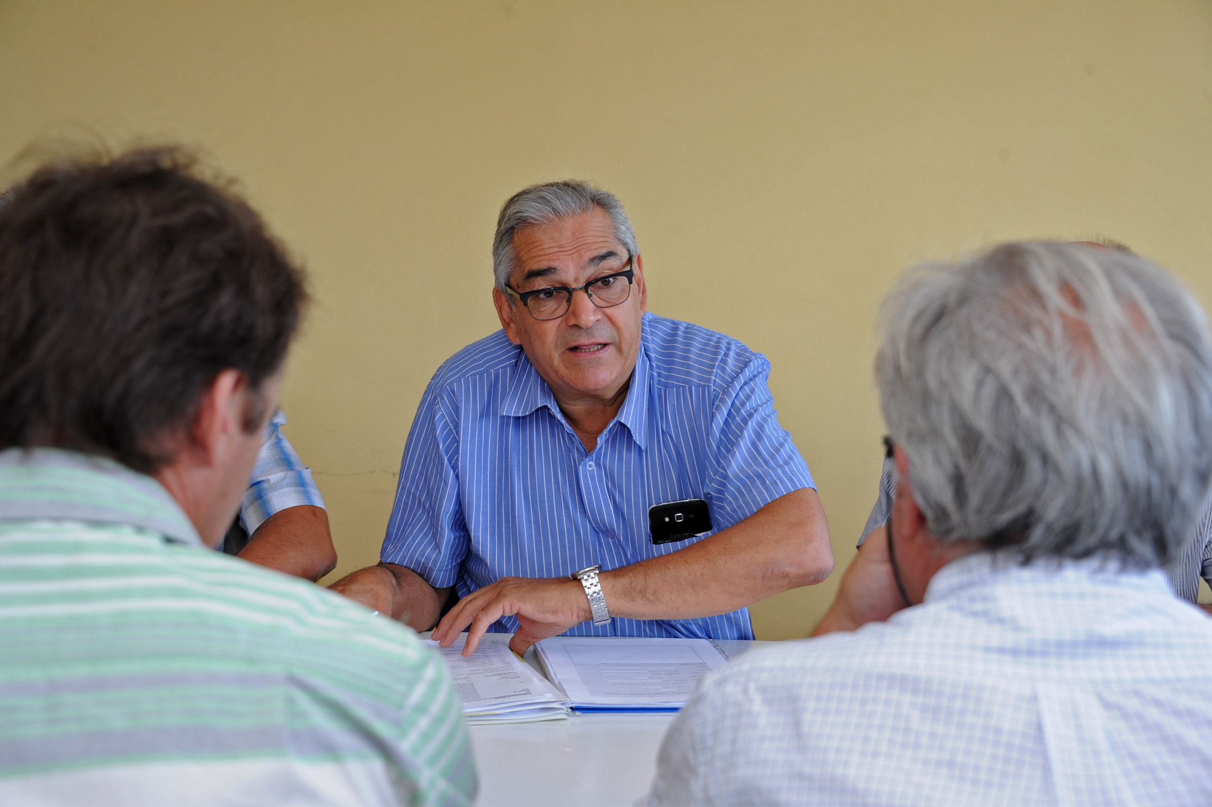 Enzo Benech, subsecretario del MGAP y autoridades del ministerio, recibieron a productores lecheros de Paysandú