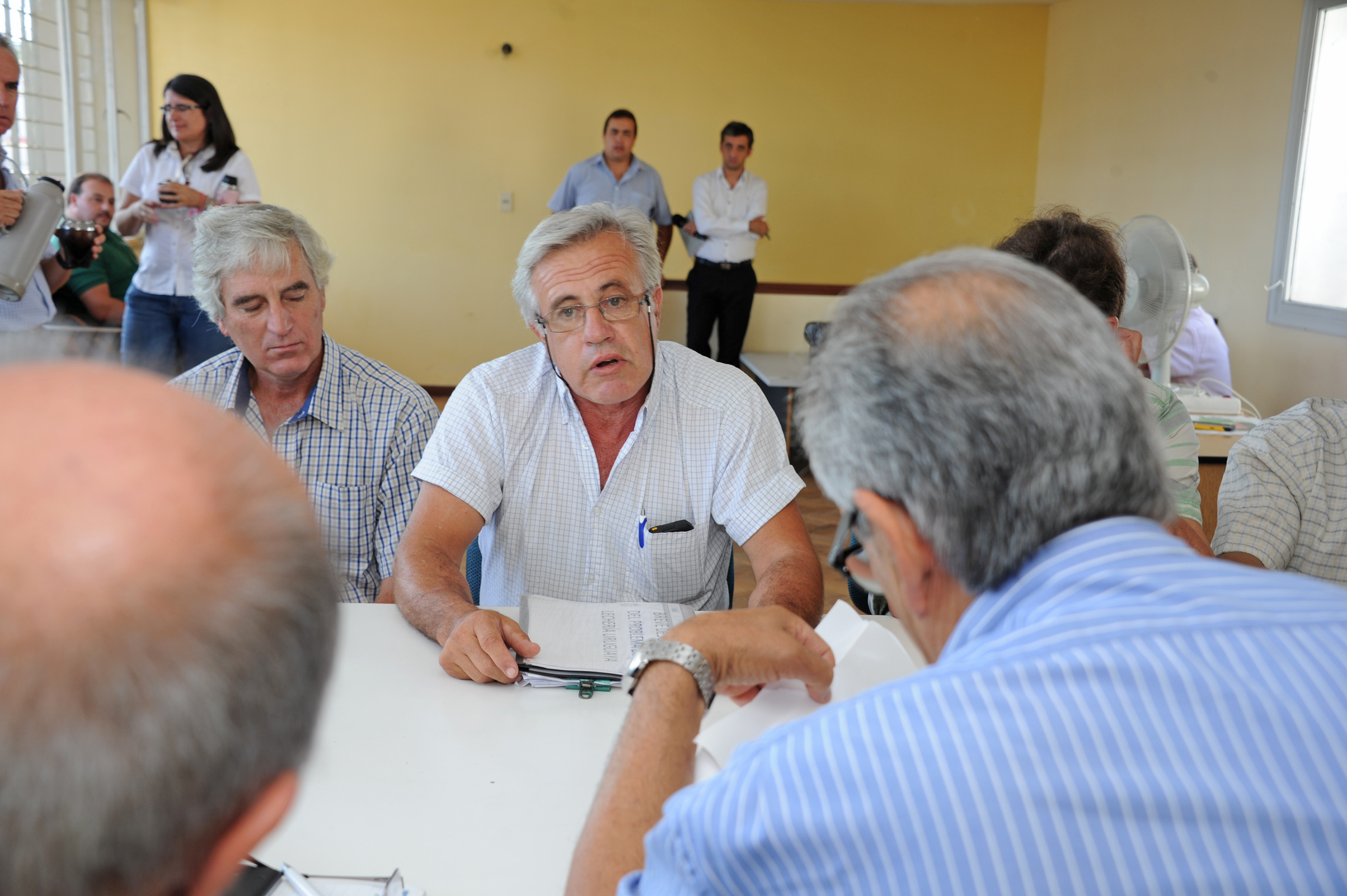 Enzo Benech, subsecretario del MGAP y autoridades del ministerio, recibieron a productores lecheros de Paysandú