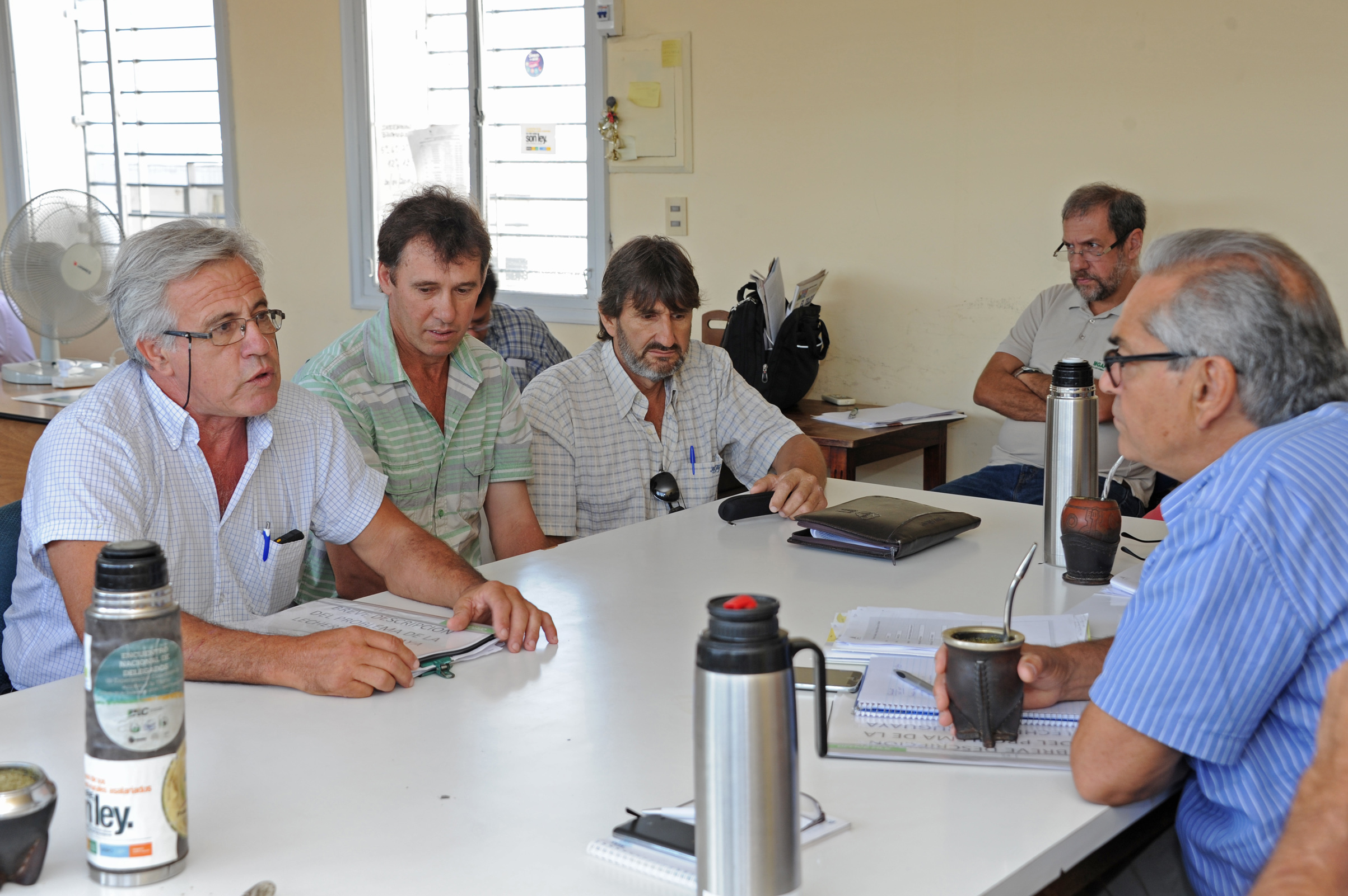 Enzo Benech, subsecretario del MGAP y autoridades del ministerio, recibieron a productores lecheros de Paysandú