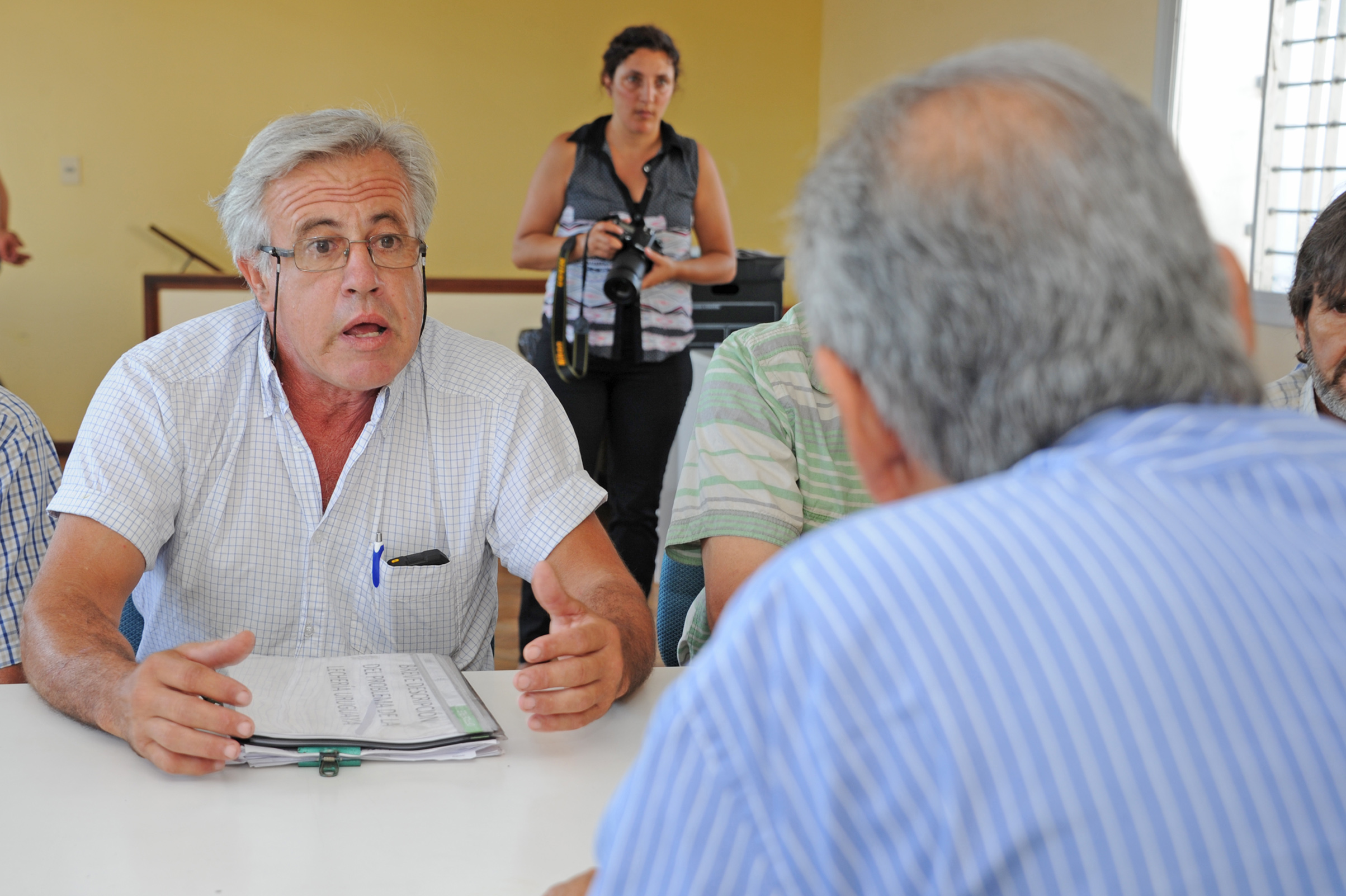 Enzo Benech, subsecretario del MGAP y autoridades del ministerio, recibieron a productores lecheros de Paysandú