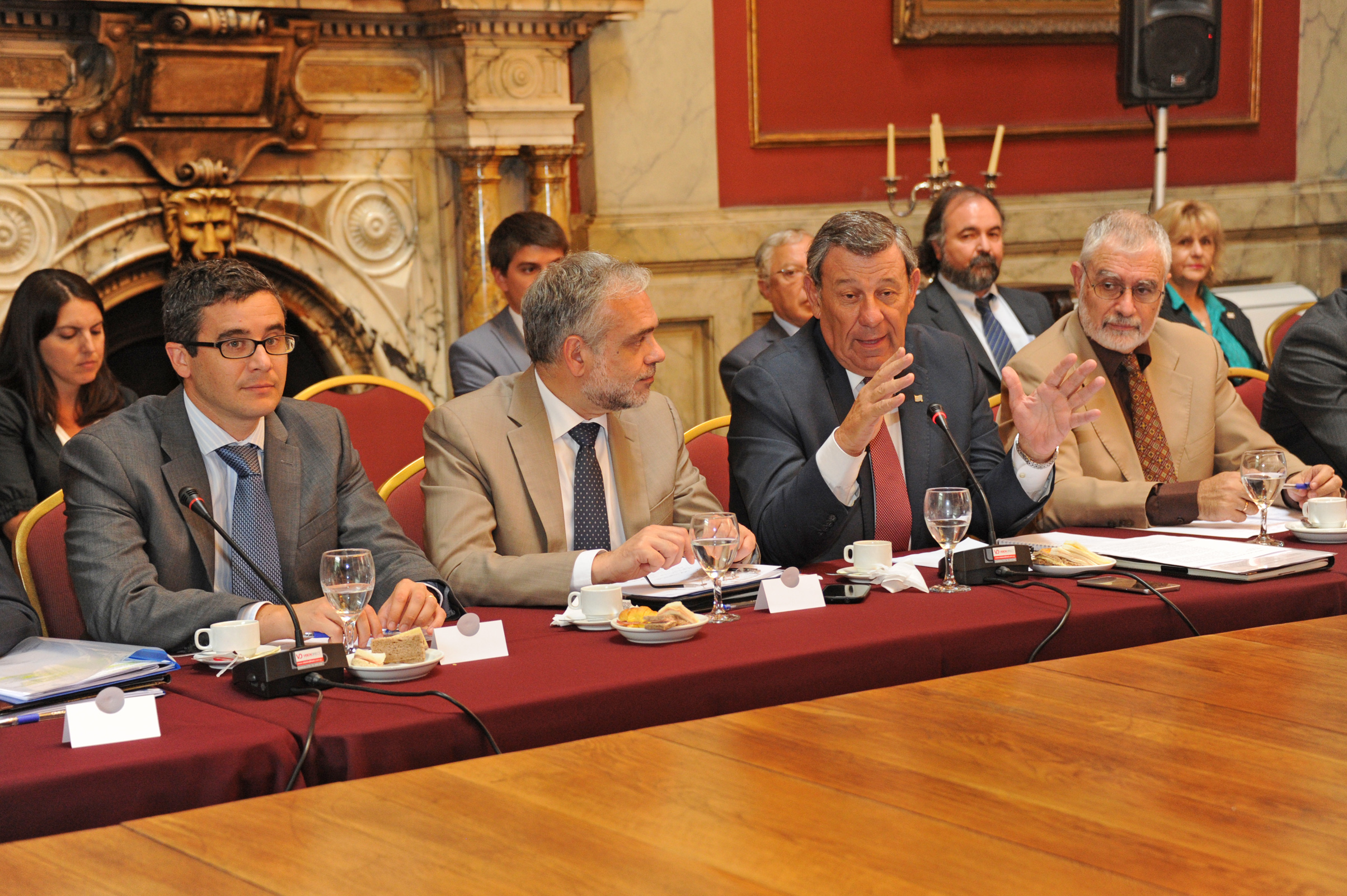 Rodolfo Nin Novoa haciendo uso de la palabra