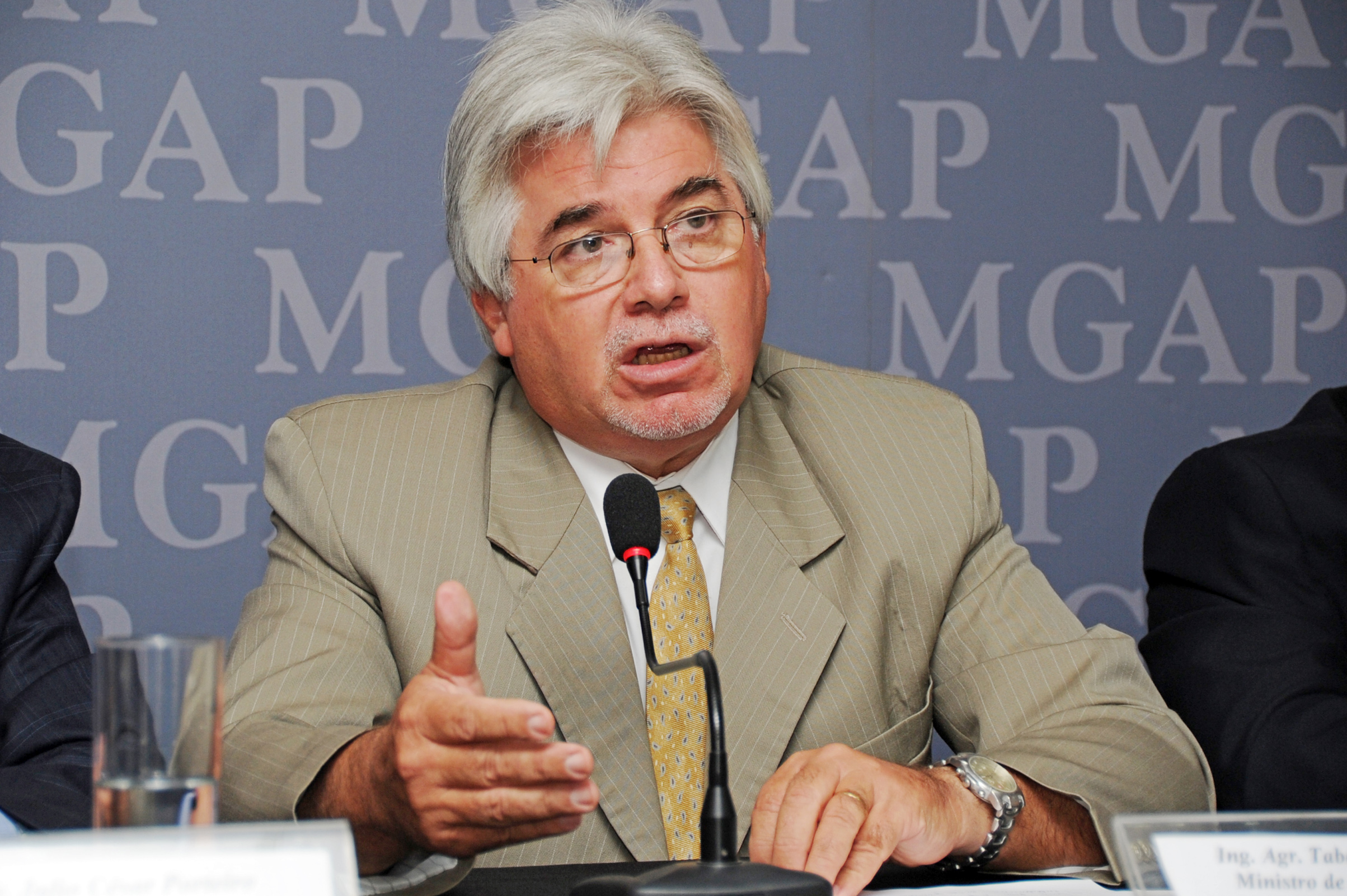 Ministro Aguerre haciendo uso de la palabra