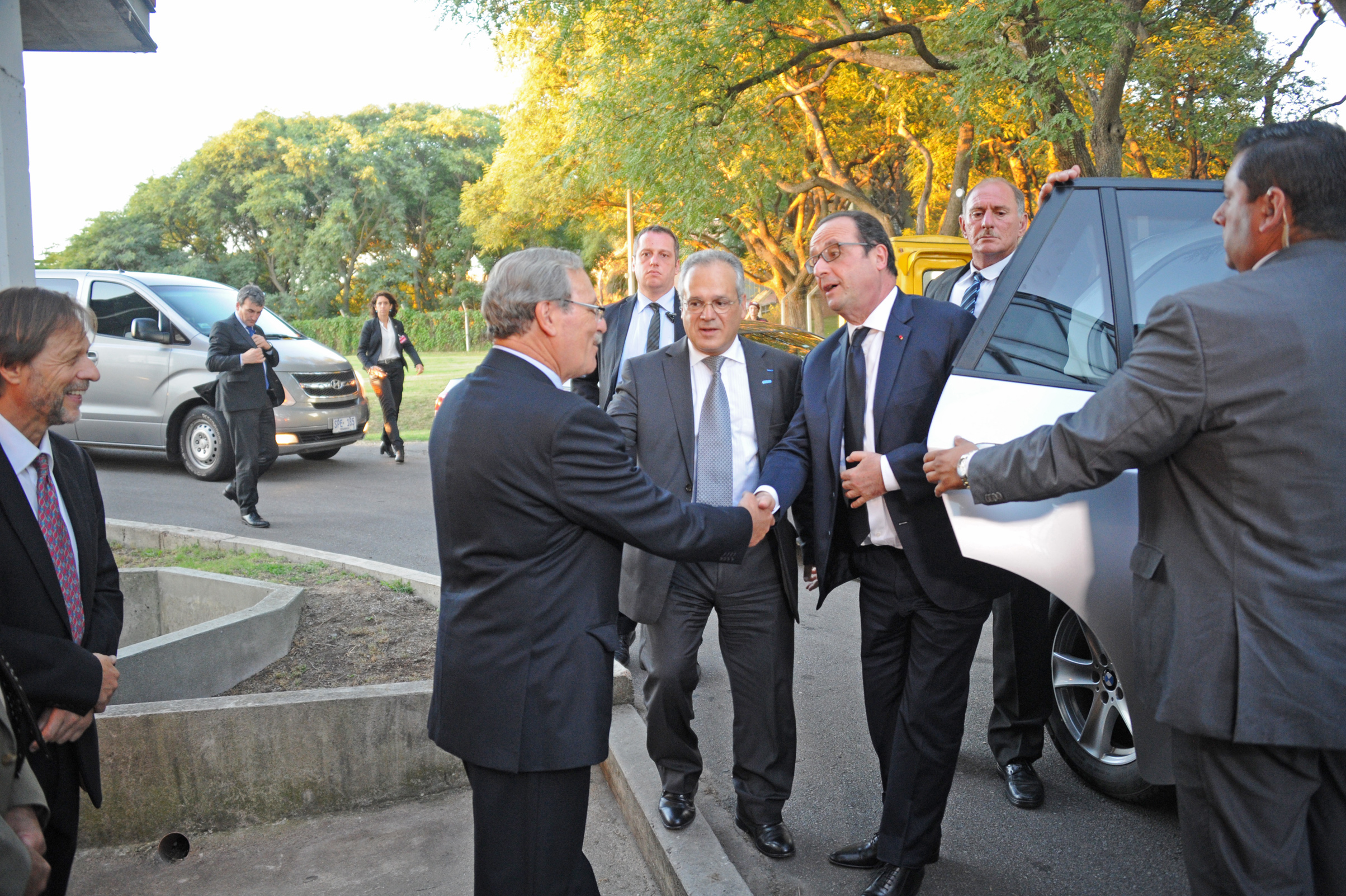Llegada de François Hollande al Instituto Pasteur de Montevideo