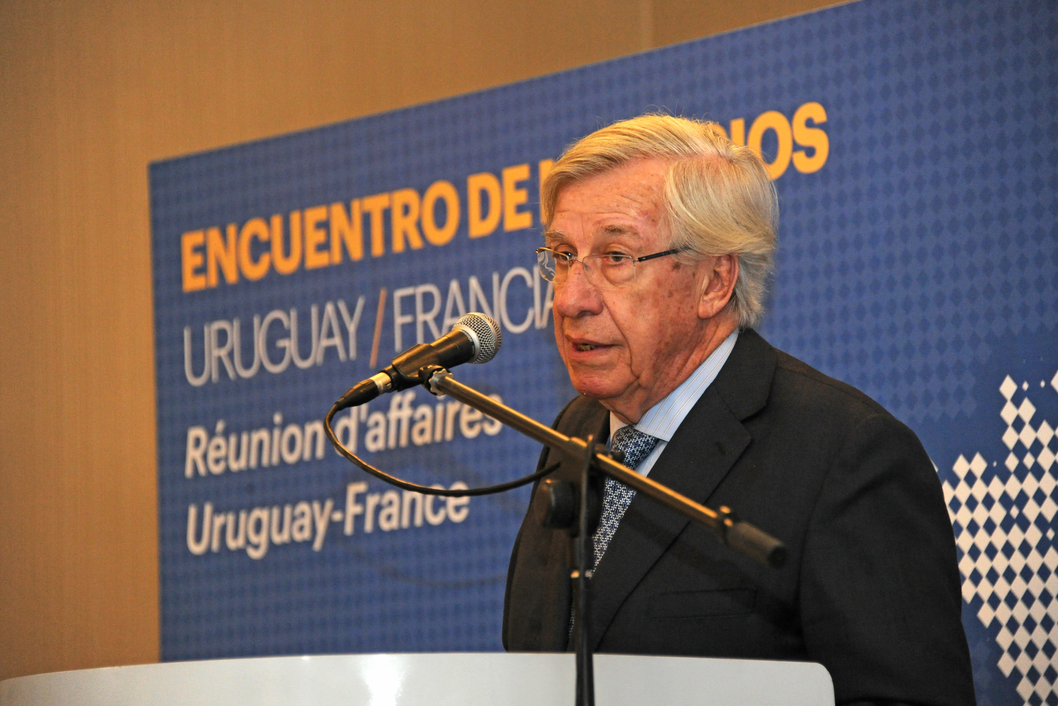 Ministro de Economía y Finanzas, Danilo Astori, dirigiéndose a los presentes