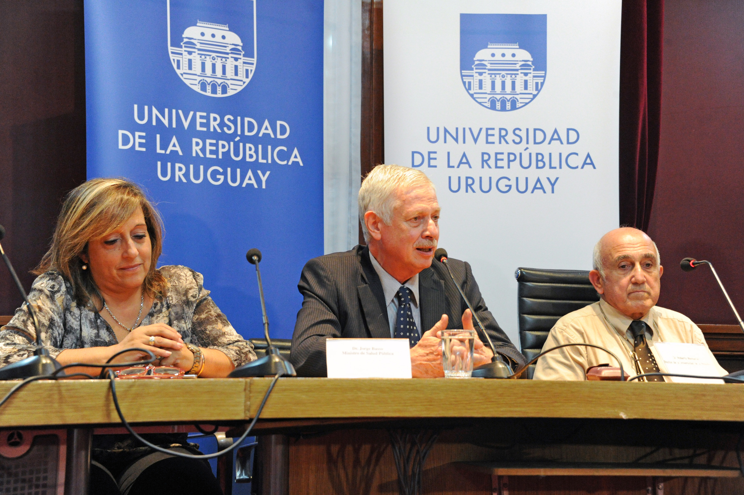 Ministro de Salud Pública, Jorge Basso, dirigiéndose a los presentes