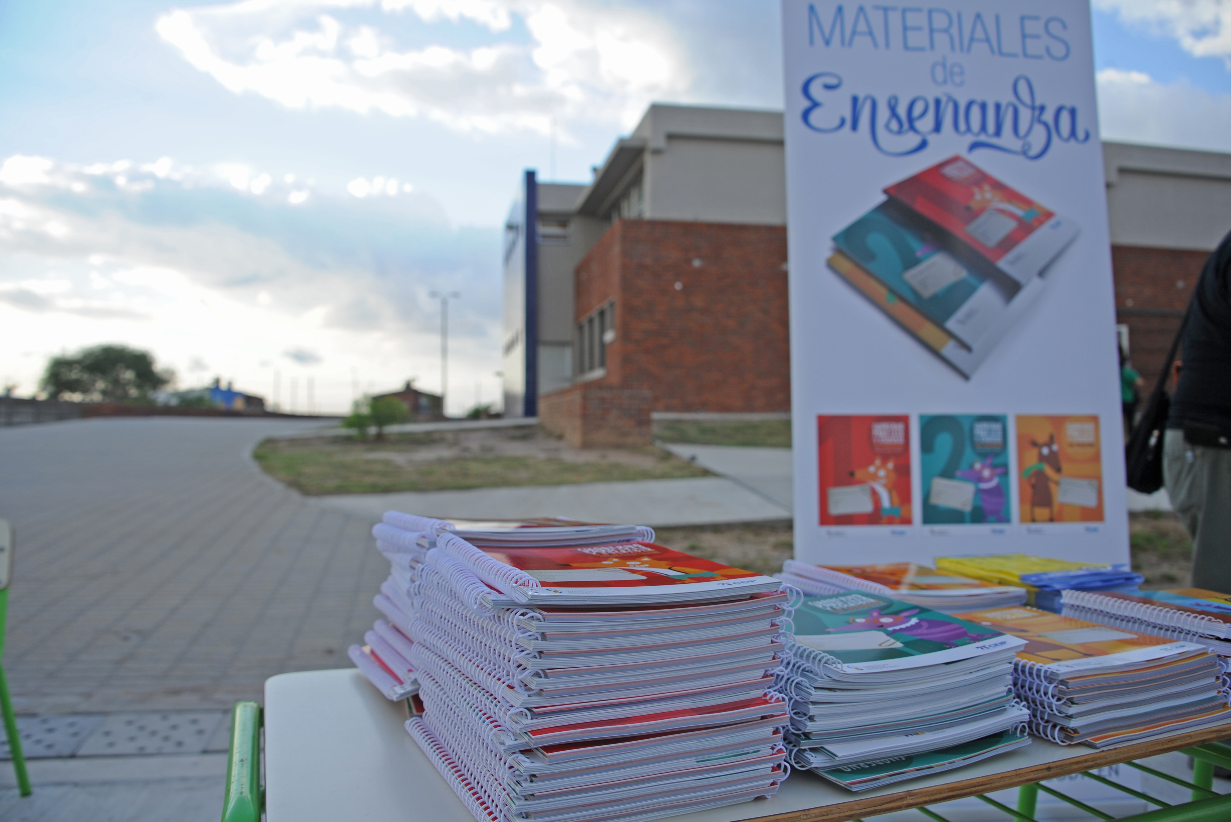 Tabaré Vázquez recorrió centros educativos públicos, e hizo entrega del material Cuadernos para leer y escribir
