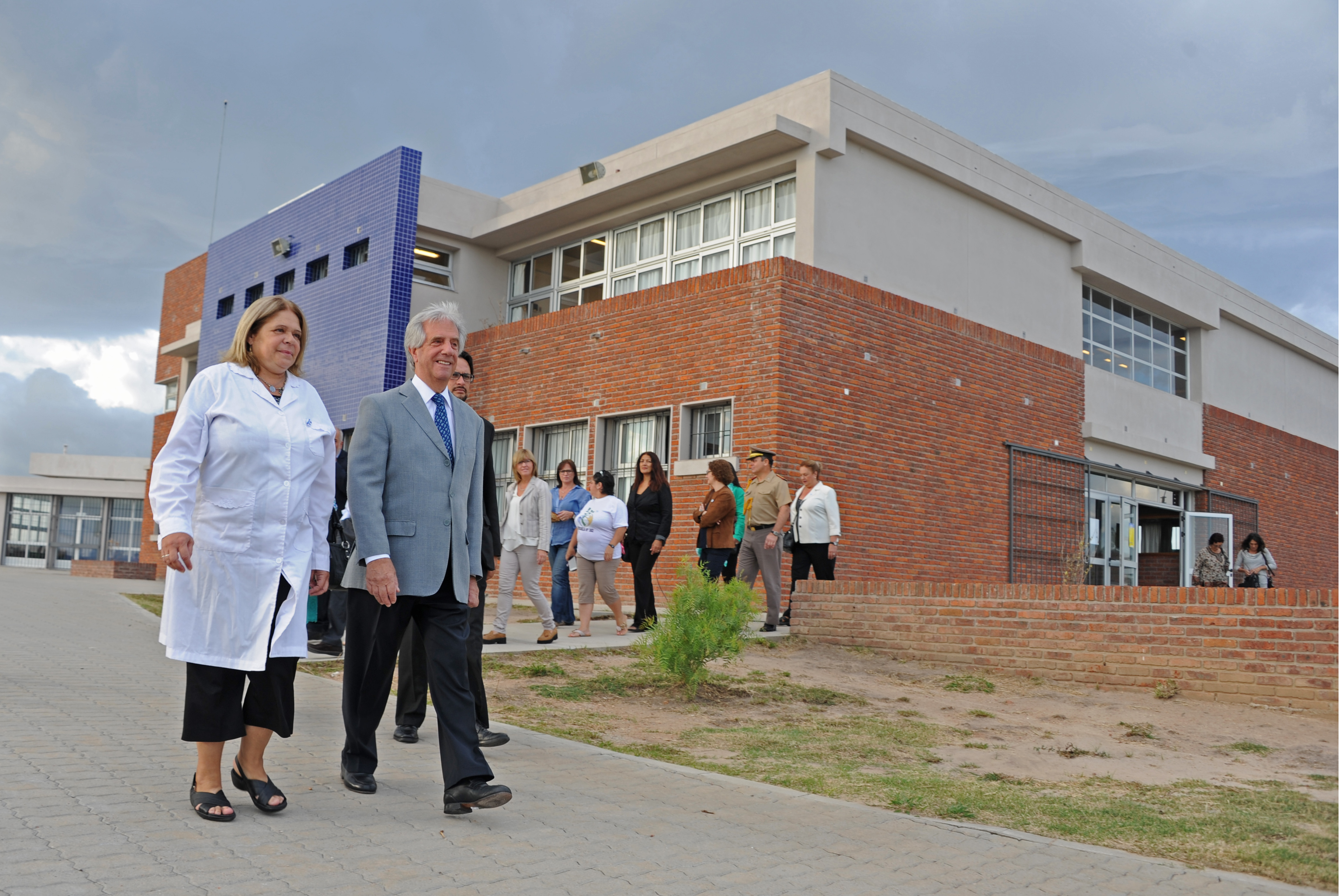 Tabaré Vázquez recorrió centros educativos públicos, e hizo entrega del material Cuadernos para leer y escribir