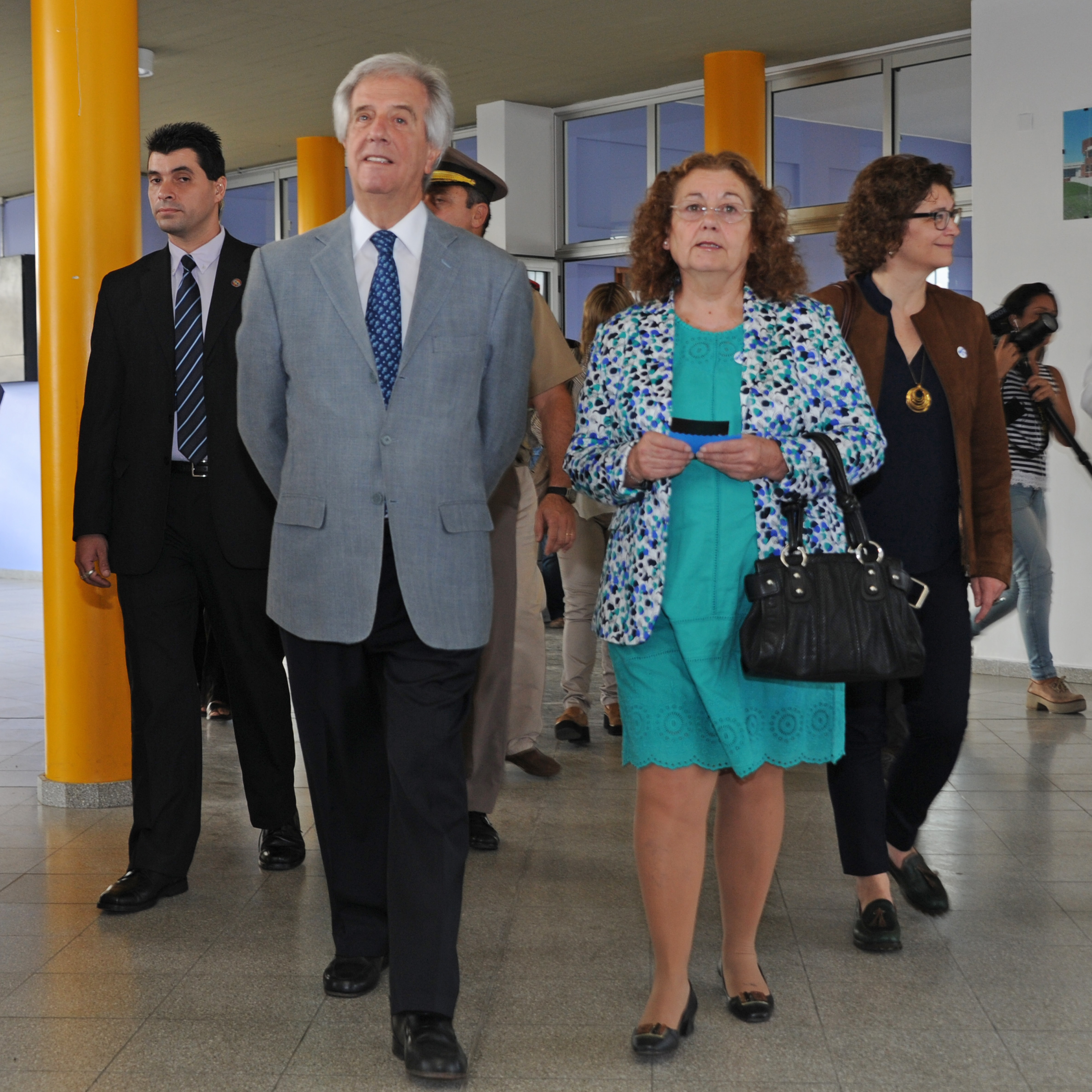 Tabaré Vázquez recorrió centros educativos públicos, e hizo entrega del material Cuadernos para leer y escribir