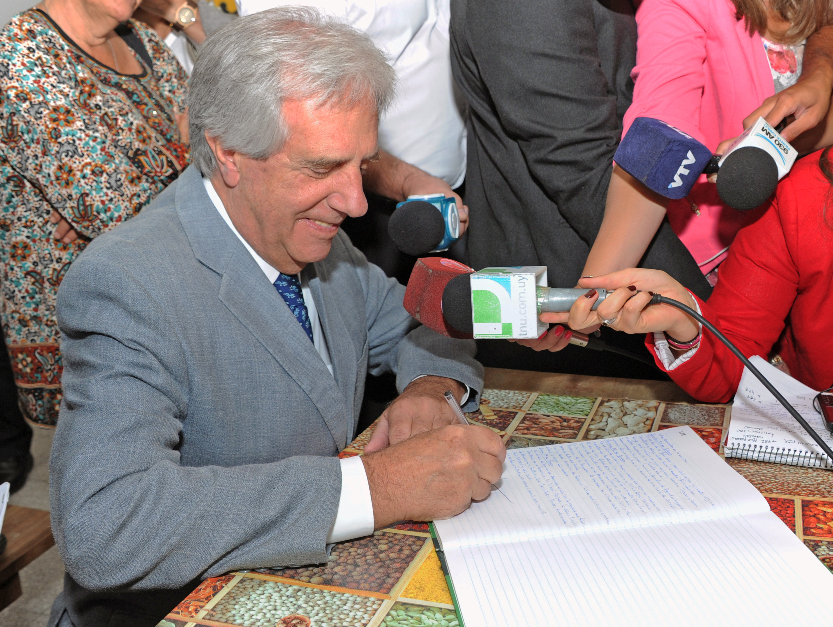 Tabaré Vázquez recorrió centros educativos públicos, e hizo entrega del material Cuadernos para leer y escribir