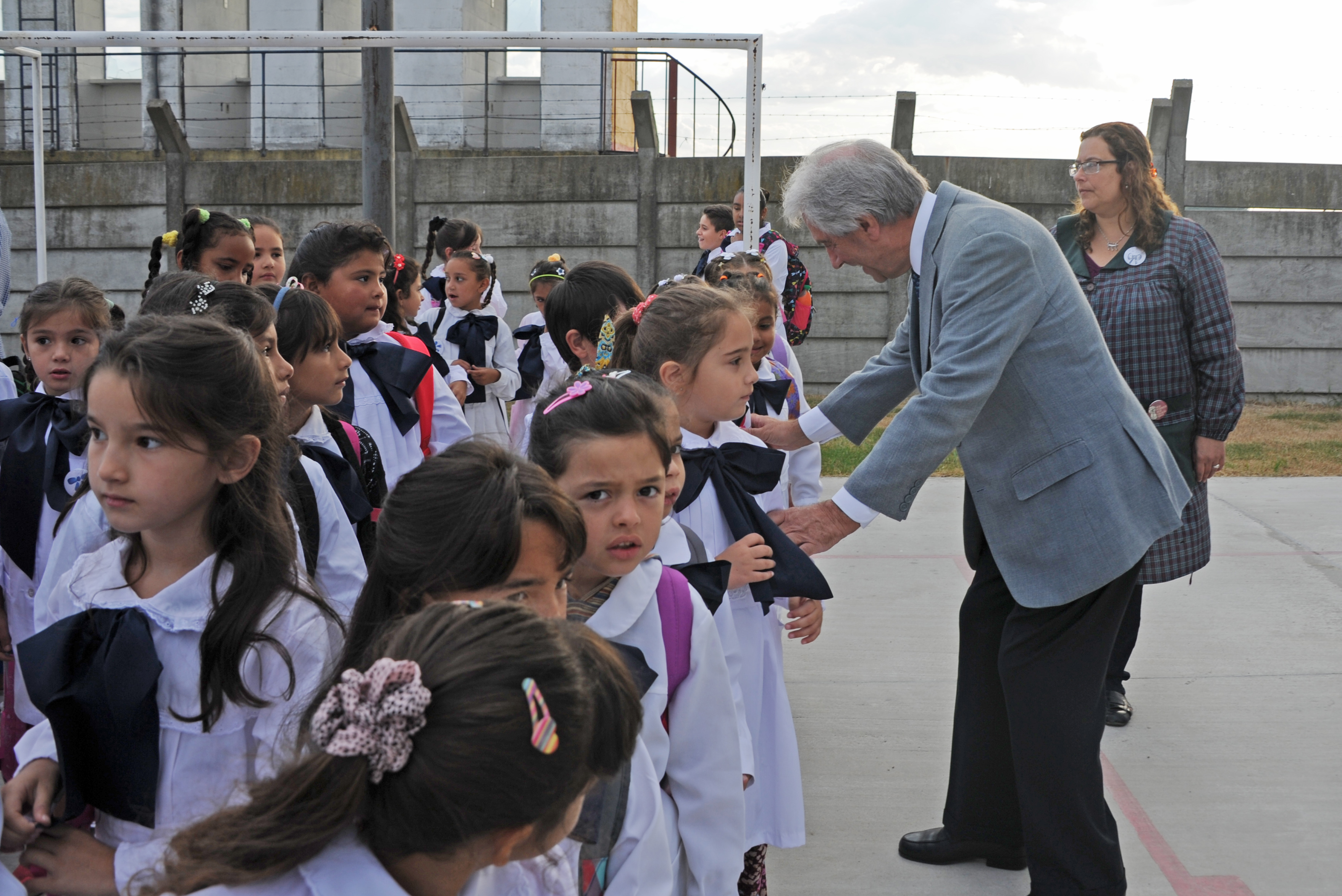 Tabaré Vázquez recorrió centros educativos públicos, e hizo entrega del material Cuadernos para leer y escribir