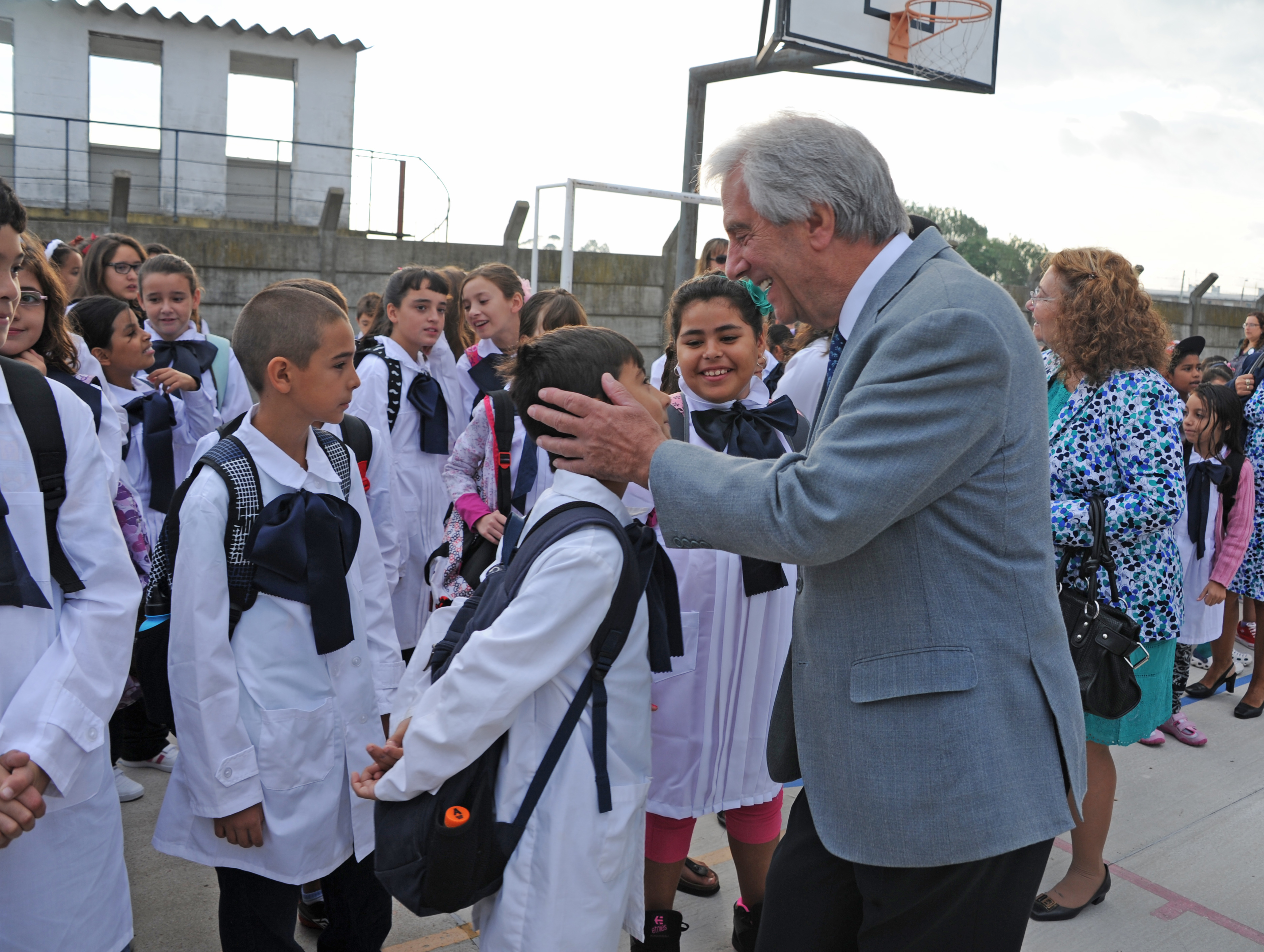 Tabaré Vázquez recorrió centros educativos públicos, e hizo entrega del material Cuadernos para leer y escribir