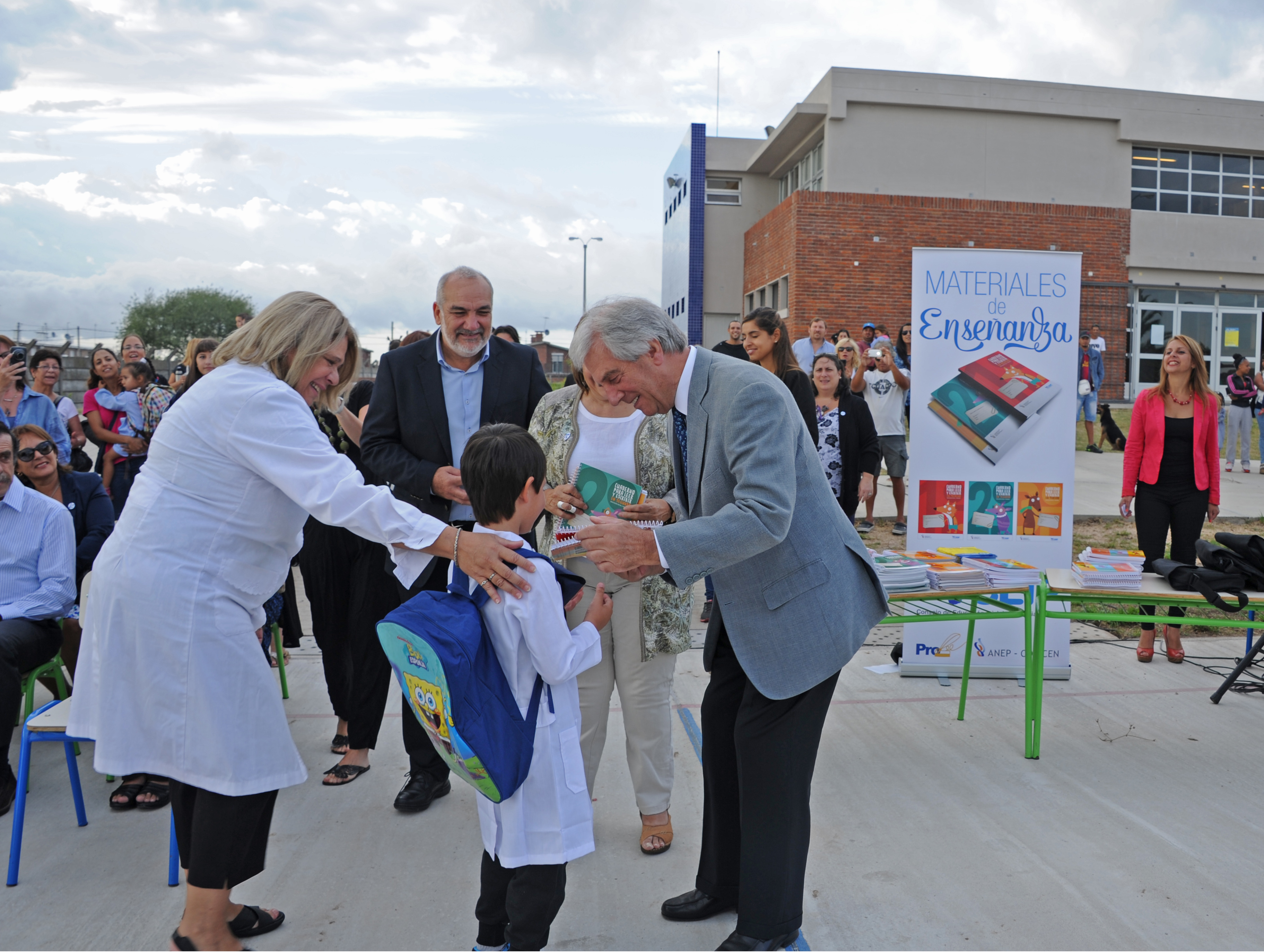 Tabaré Vázquez recorrió centros educativos públicos, e hizo entrega del material Cuadernos para leer y escribir