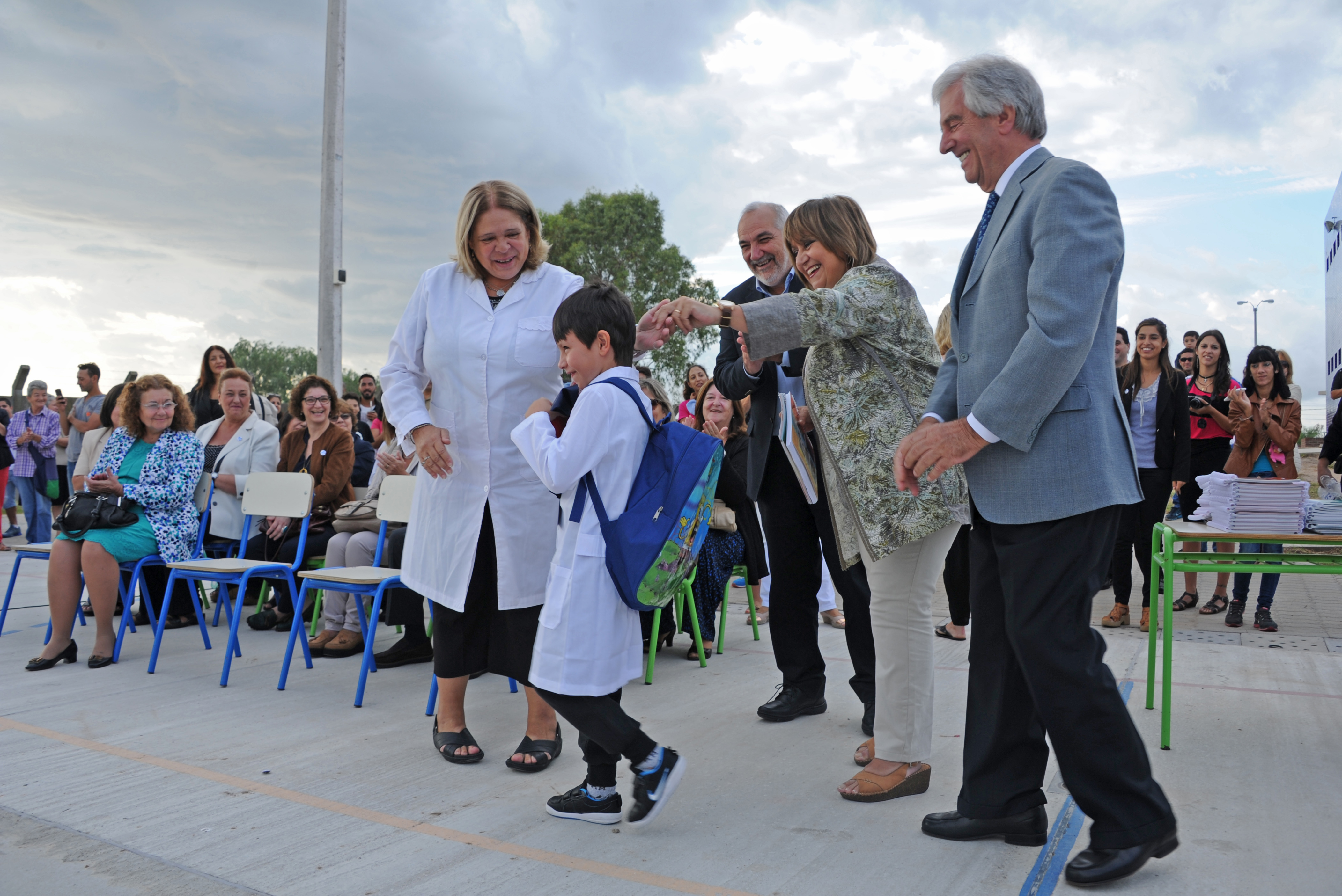 Tabaré Vázquez recorrió centros educativos públicos, e hizo entrega del material Cuadernos para leer y escribir
