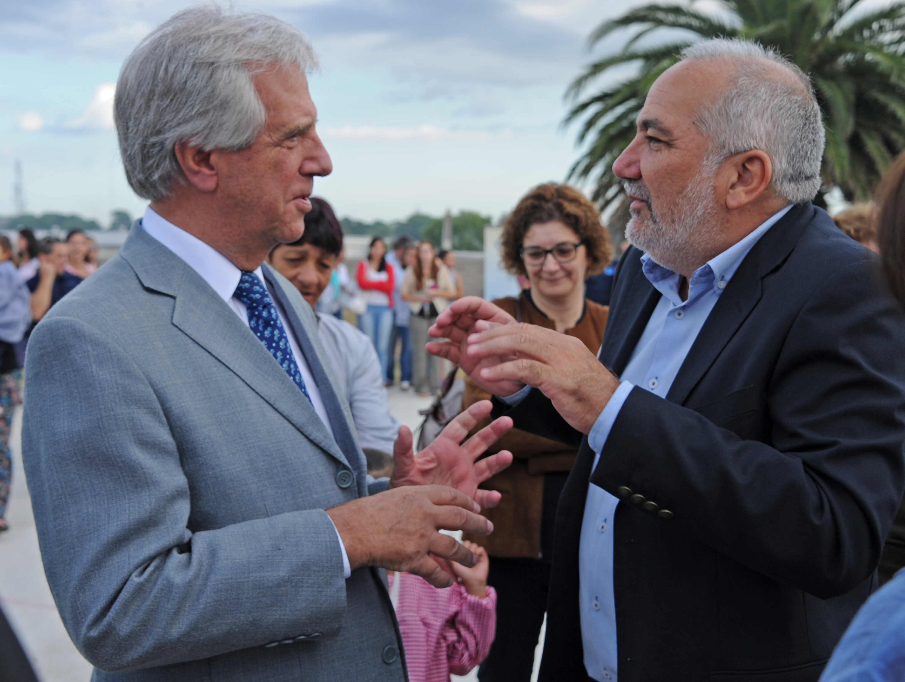 Tabaré Vázquez recorrió centros educativos públicos, e hizo entrega del material Cuadernos para leer y escribir