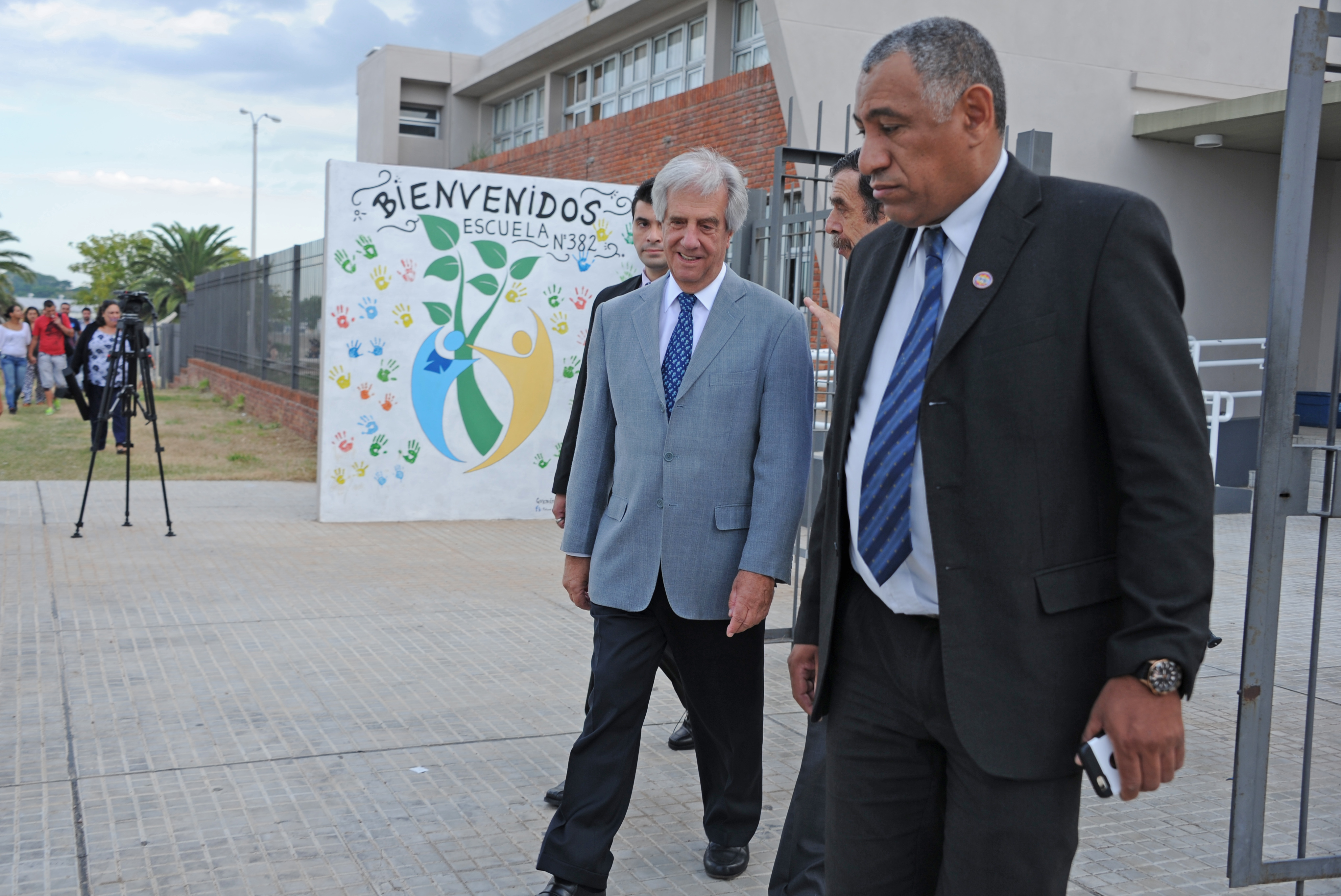 Tabaré Vázquez recorrió centros educativos públicos, e hizo entrega del material Cuadernos para leer y escribir