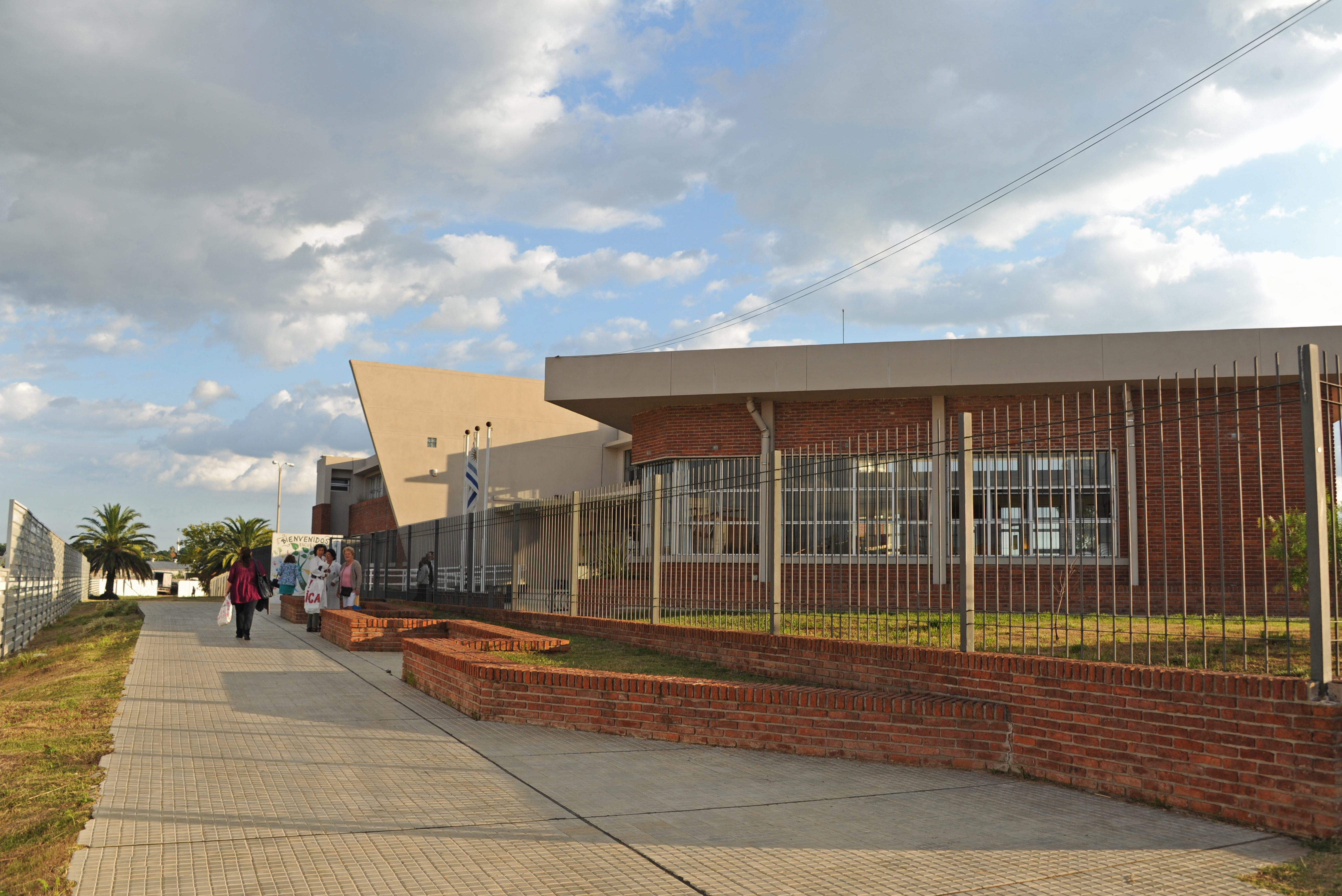 Tabaré Vázquez recorrió centros educativos públicos, e hizo entrega del material Cuadernos para leer y escribir