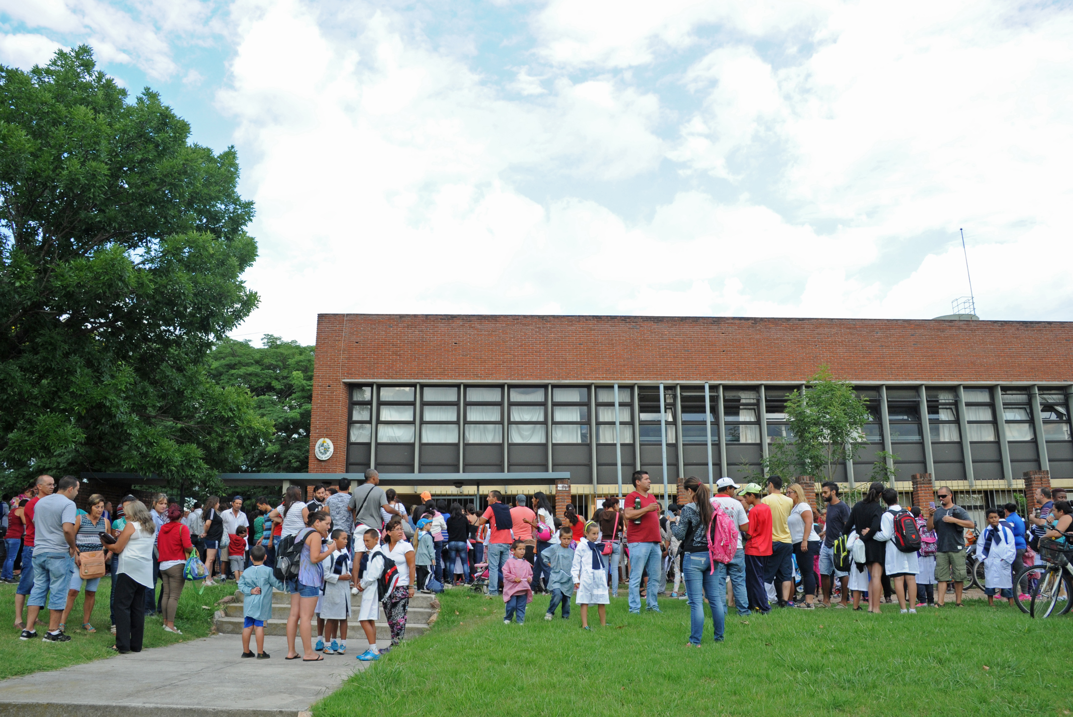 Tabaré Vázquez recorrió centros educativos públicos, e hizo entrega del material Cuadernos para leer y escribir