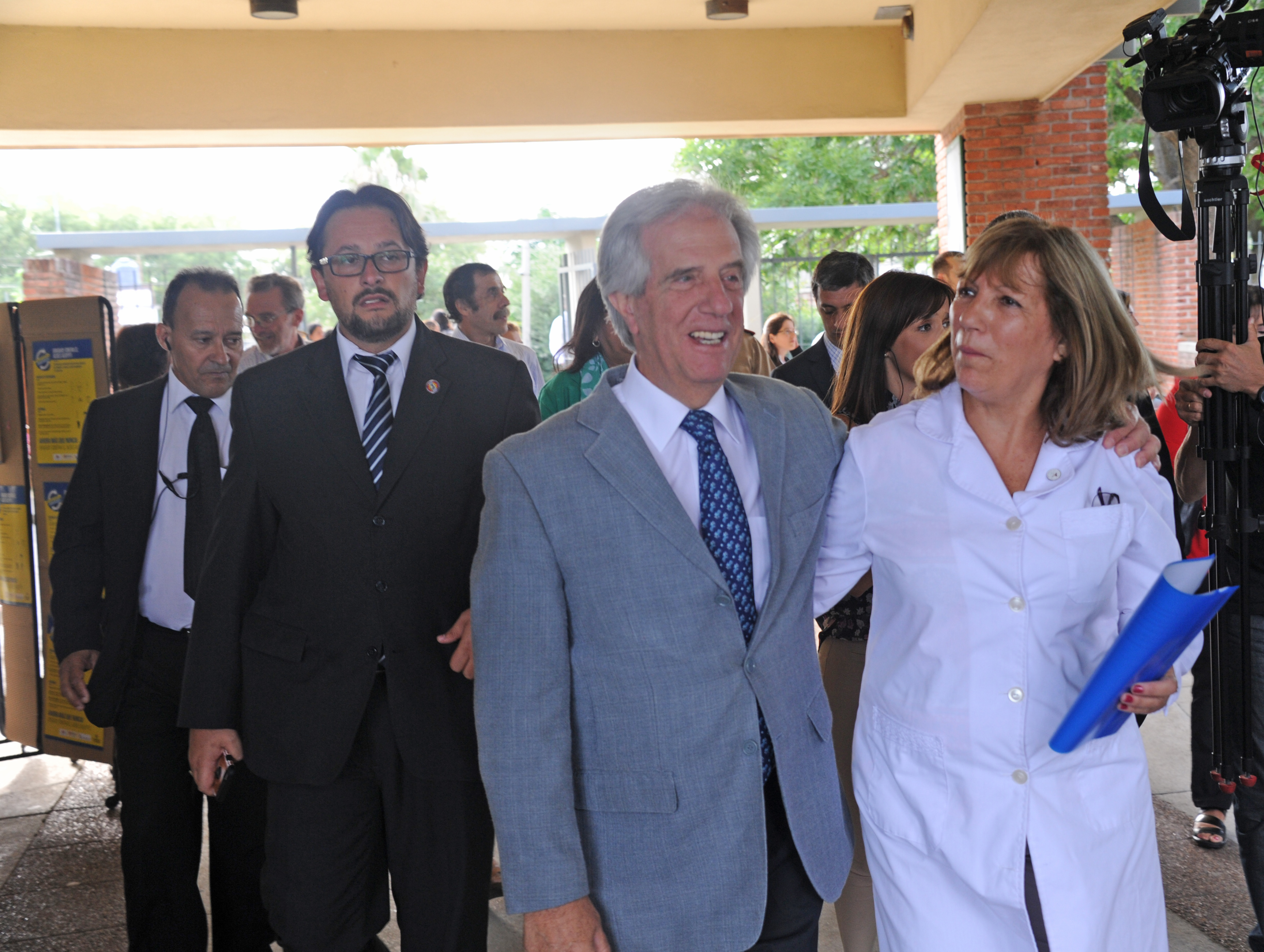 Tabaré Vázquez recorrió centros educativos públicos, e hizo entrega del material Cuadernos para leer y escribir