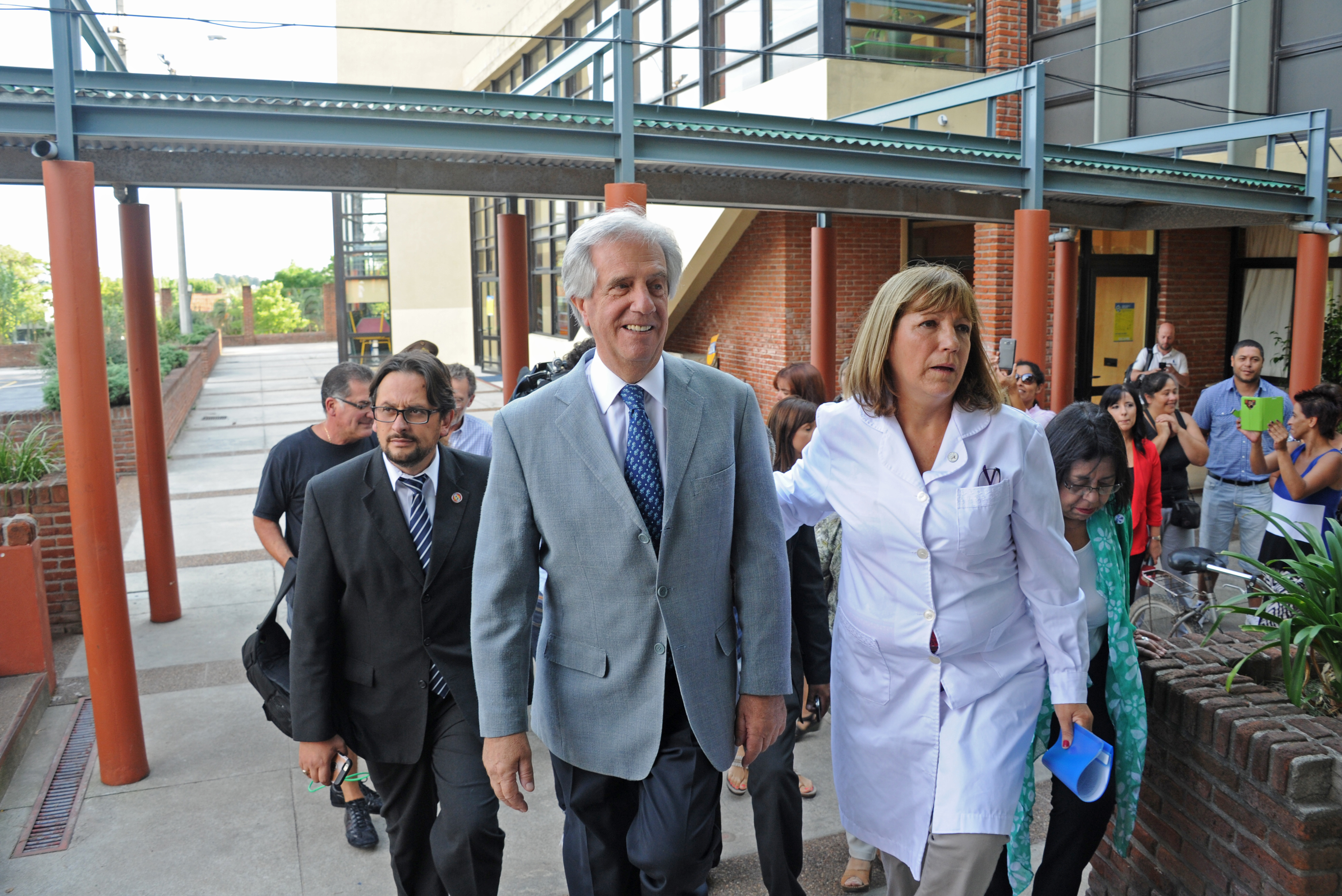 Tabaré Vázquez recorrió centros educativos públicos, e hizo entrega del material Cuadernos para leer y escribir