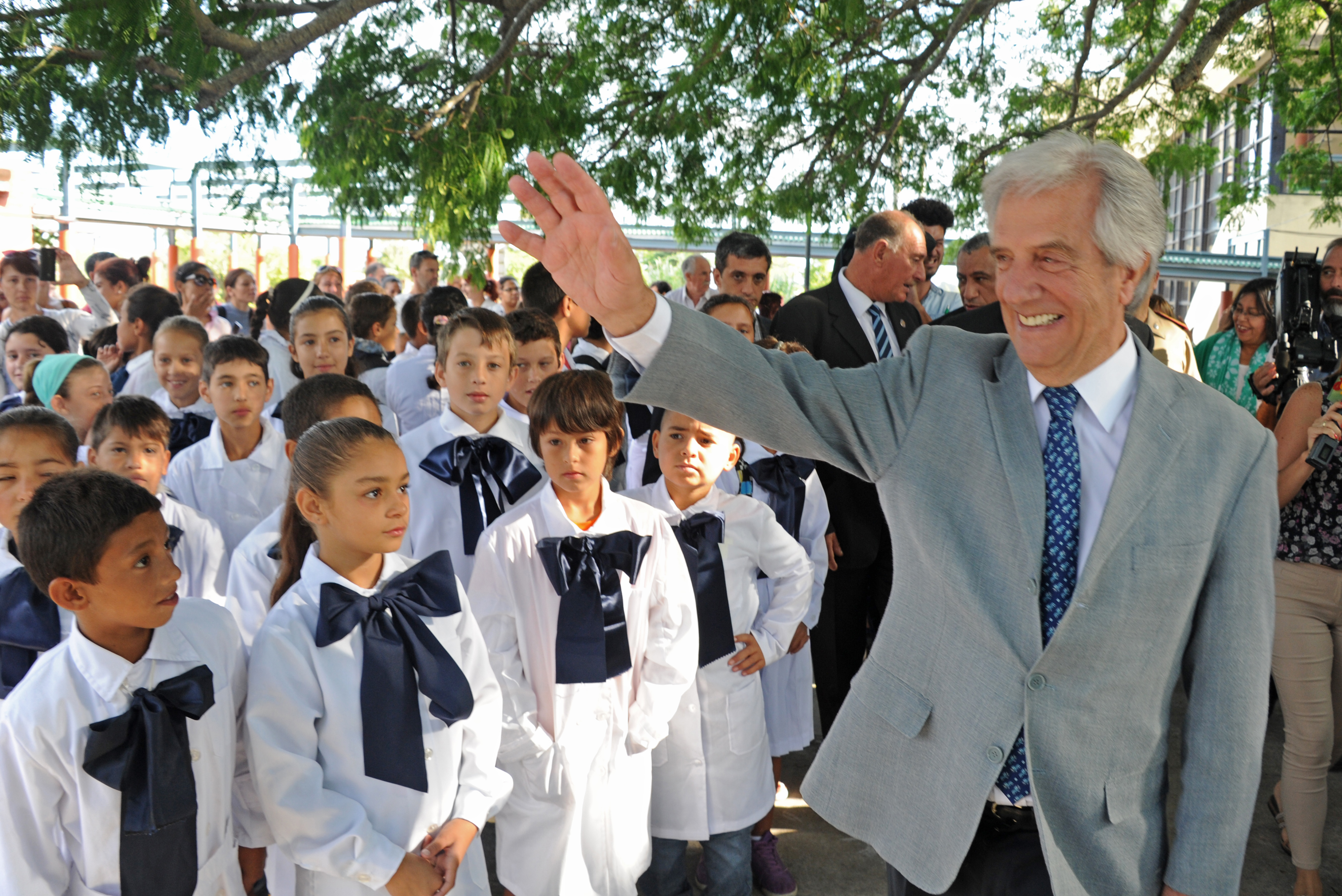 Tabaré Vázquez recorrió centros educativos públicos, e hizo entrega del material Cuadernos para leer y escribir