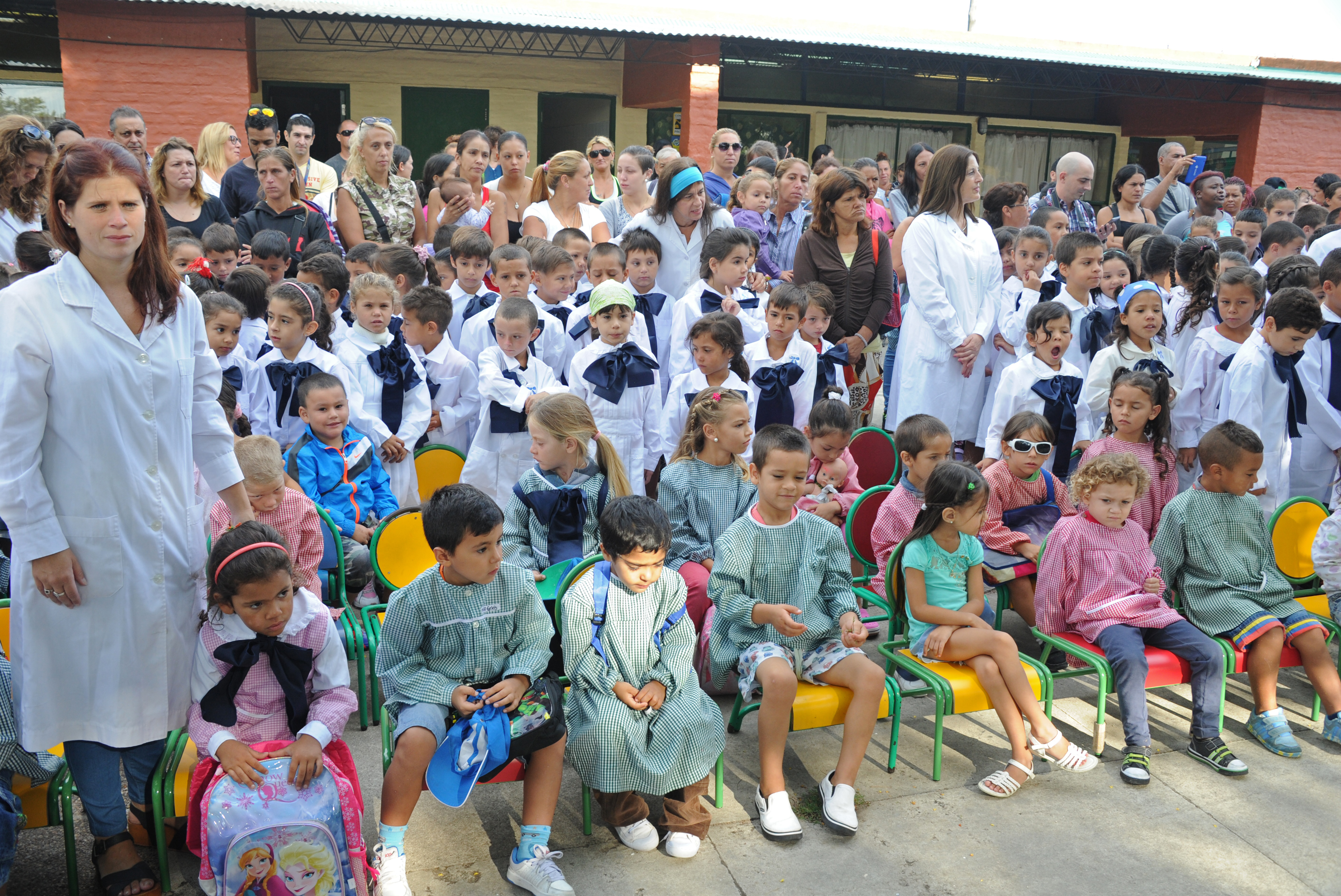 Tabaré Vázquez recorrió centros educativos públicos, e hizo entrega del material Cuadernos para leer y escribir